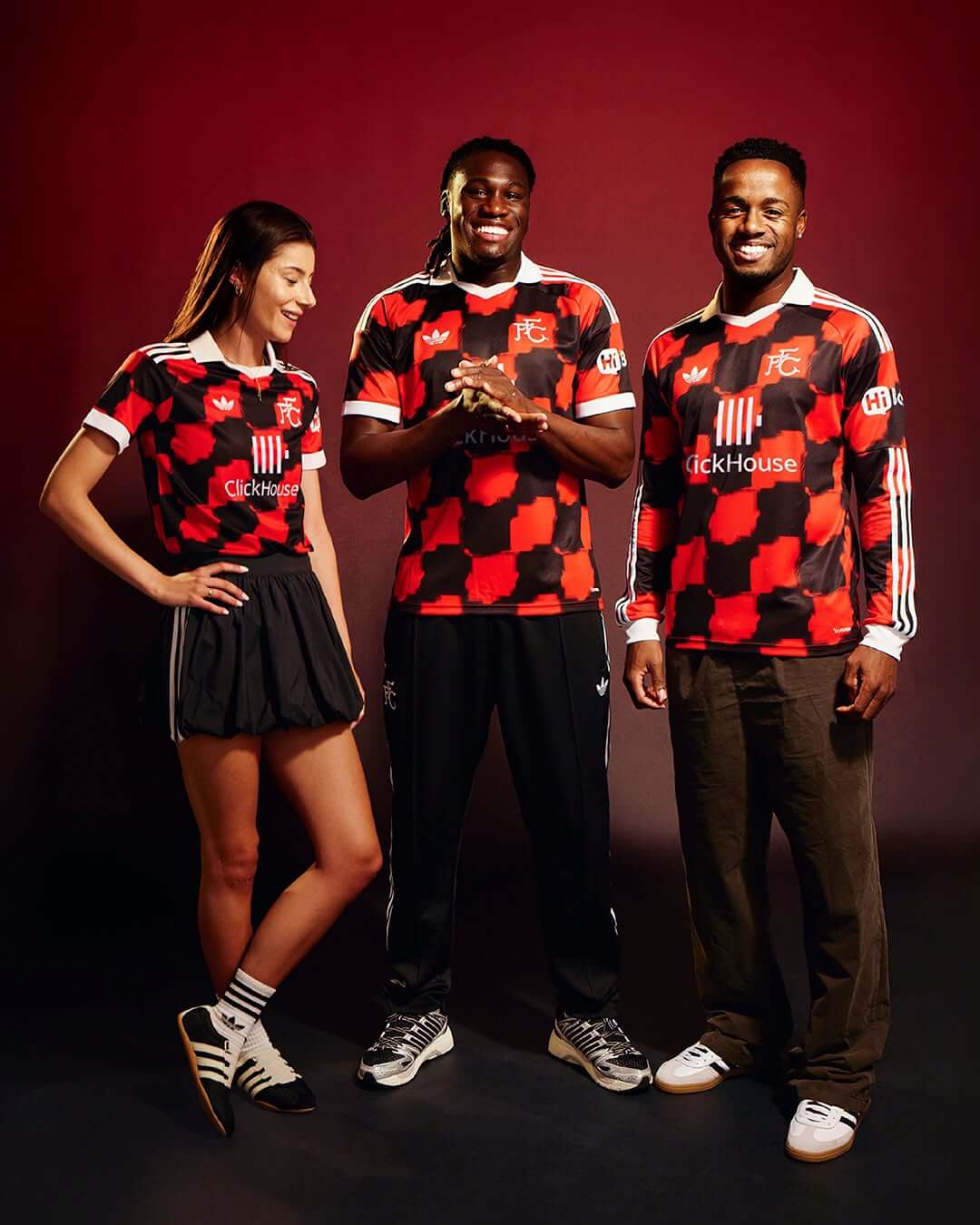 camisa-fulham-away-vermelha-26-27-2026-2027-masculina-modelo-torcedor-kevin-rodrigo-muniz-smith-rowe-iwobi-cairney-oscar-bobb-berge-