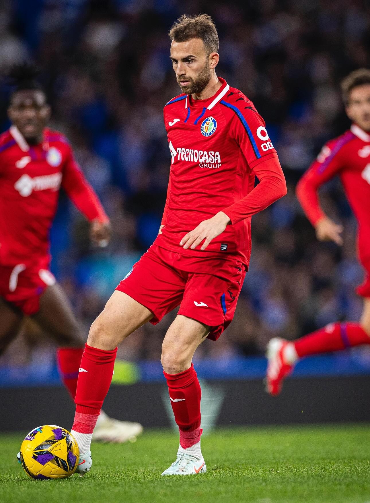 camisa-getafe-24-25-away-2024-2025-vermelha-modelo-torcedor-masculina-borja-mayoral-juanmi-perez-