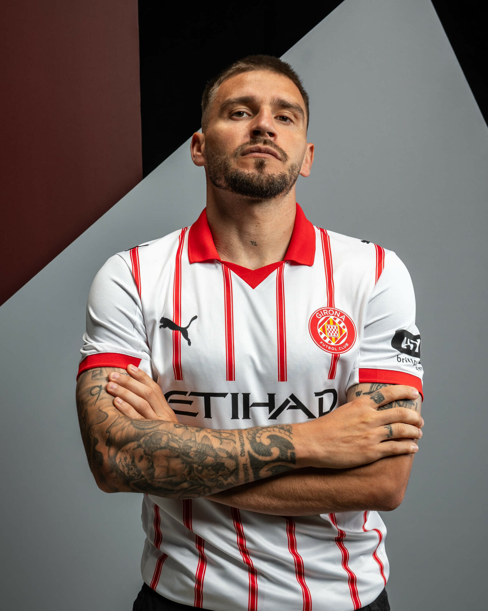 camisa-girona-home-25-26-2025-2026-vermelha-branca-titular-modelo-torcedor-stuani-van-de-beek-blind-gazzaniga-lemar-