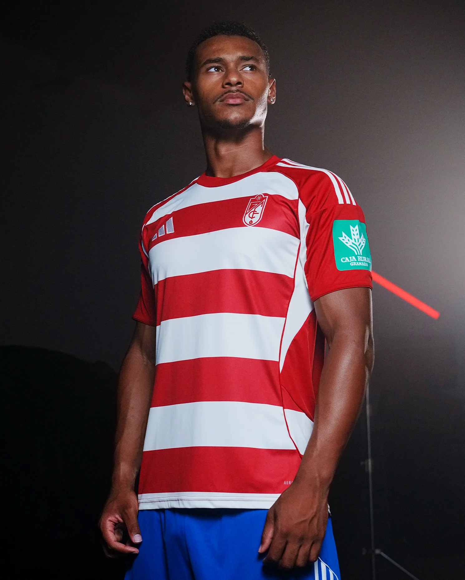 camisa-granada-home-i-25-26-2025-2026-vermelha-branca-modelo-torcedor-titular-listrada-masculina-vermelha-luca-zidane-