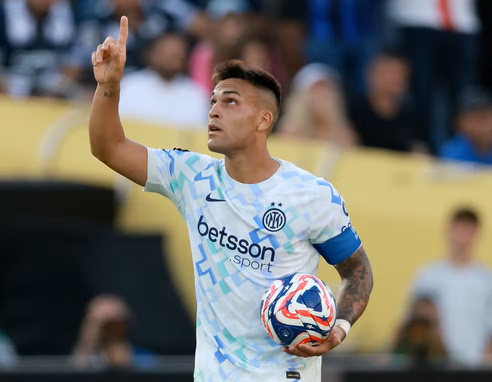 camisa-inter-milao-away-25-26-2025-2026-internazionale-branca-masculina-modelo-player-lautaro-barella-thuram-bastoni-dumfries-