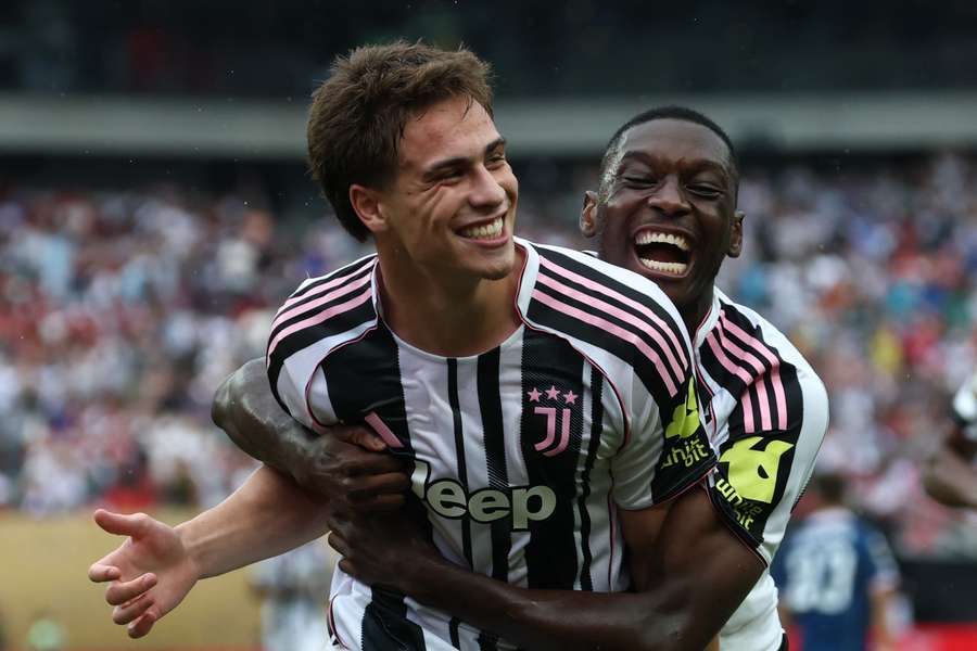 camisa-juventus-25-26-home-torcedor-uniforme-titular-2025-2026-branco-preto-listrado-douglas-luiz-milik-yildiz-kolo-muani-francisco-conceicao-thuram-rugani-bremer-