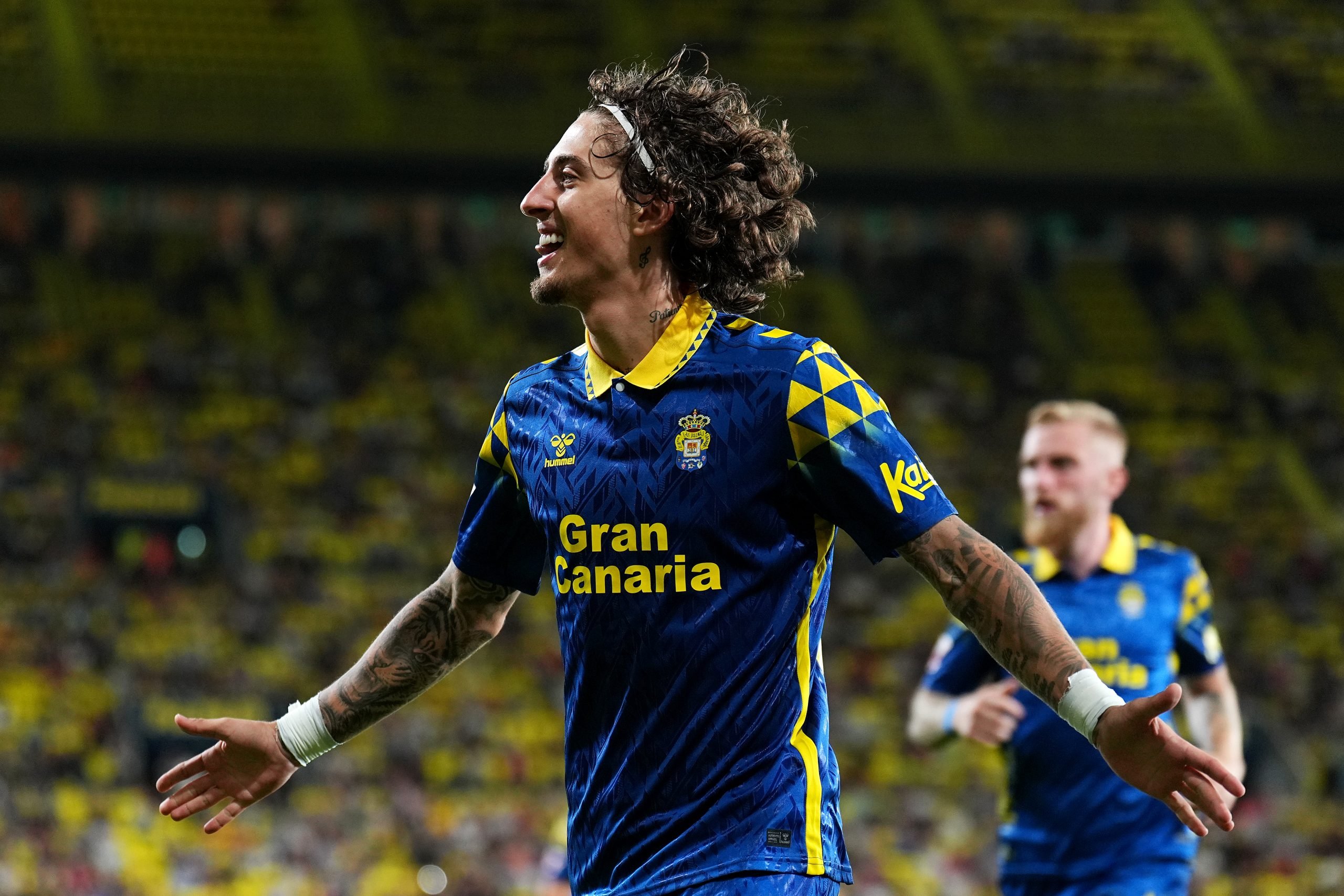 camisa-las-palmas-24-25-away-2024-2025-azul-modelo-torcedor-masculina-fabio-silva-januzaj-
