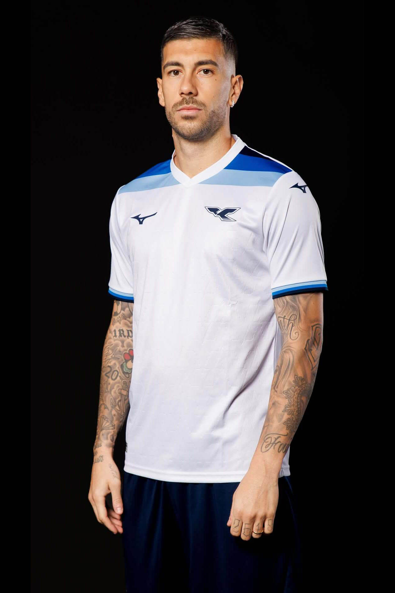 camisa-lazio-branca-125-anos-2025-modelo-torcedor-pedro-vecino-guendouzi-