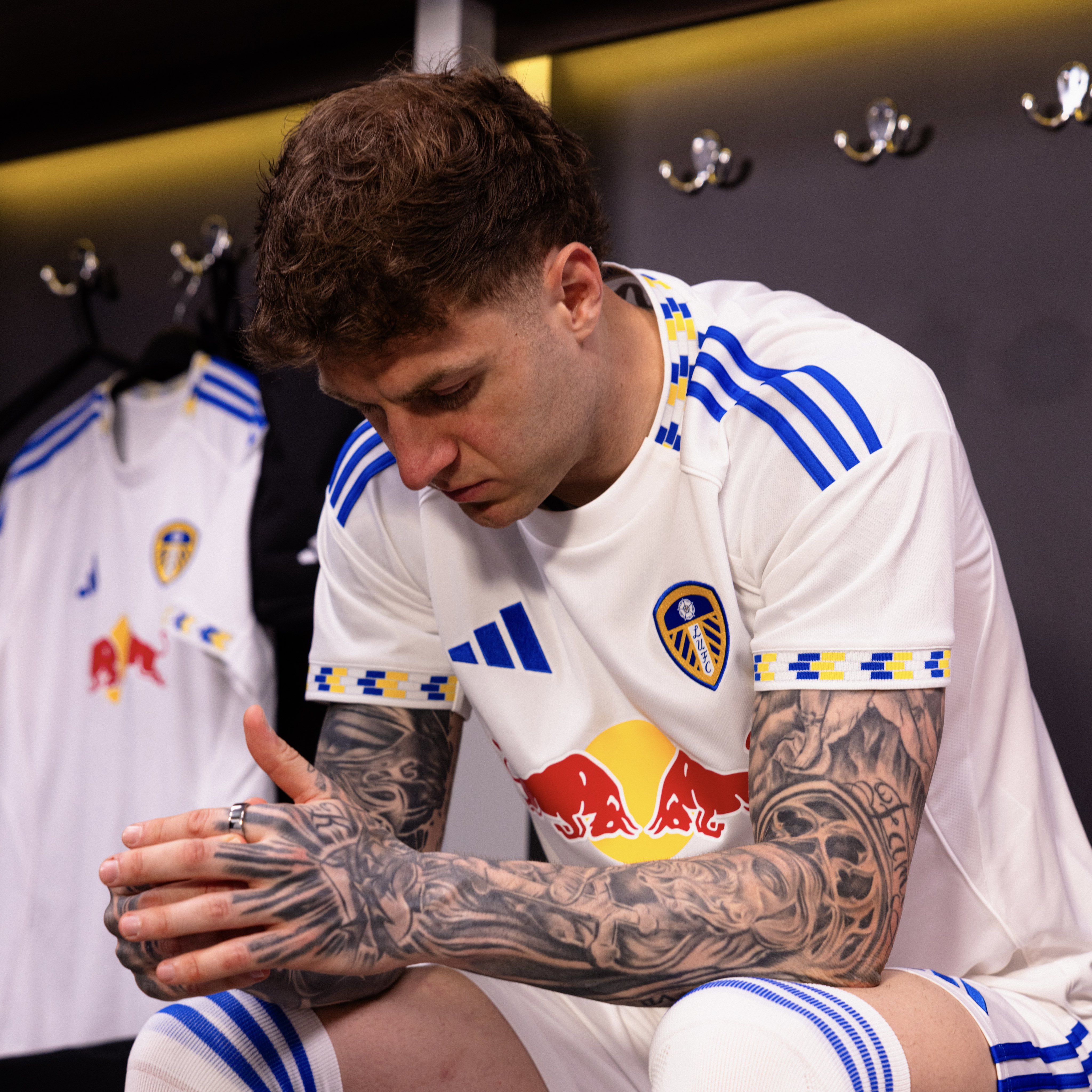 camisa-leeds-home-25-26-titular-2025-2026-modelo-fan-torcedor-branca-azul-amarela-bamford-aaronson-ampadu-nmecha-lucas-perri-