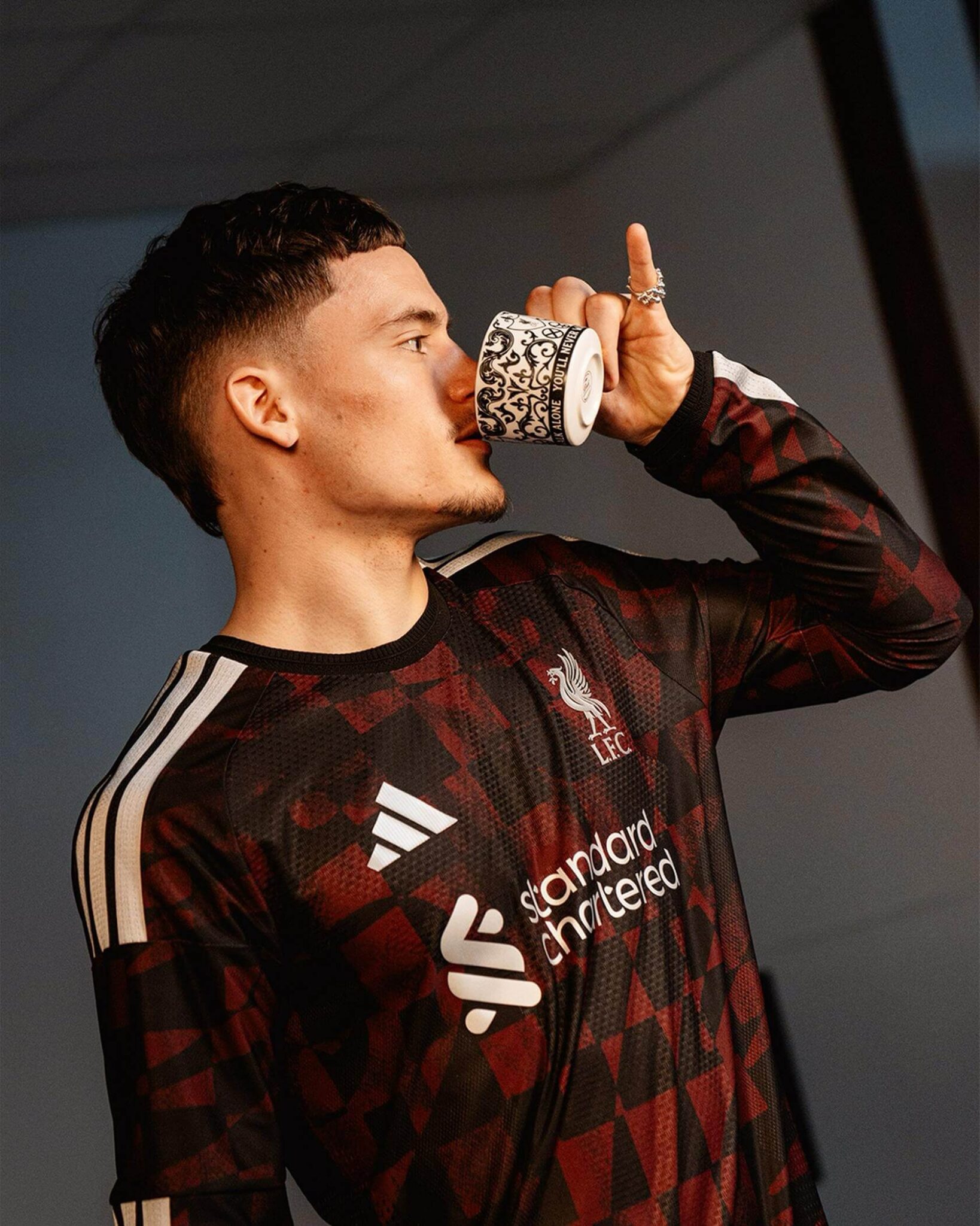 camisa-liv-26-27-third-2026-2027-alternativa-masculina-torcedor-preta-van-djik-alisson-gakpo-wirtz-frimpong-ekitike-isak-barcola-szoboszlai-