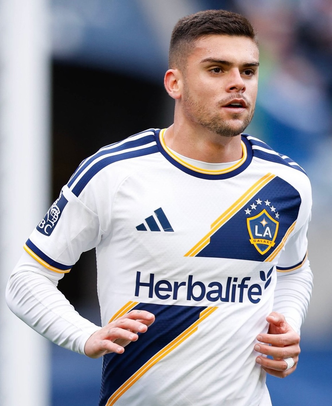 camisa-los-angeles-galaxy-26-27-home-branca-modelo-torcedor-masculina-puig-gabriel-pec-marco-reus-matheus-nascimento-lozano-sergi-roberto-marco-reus-puig-pec-