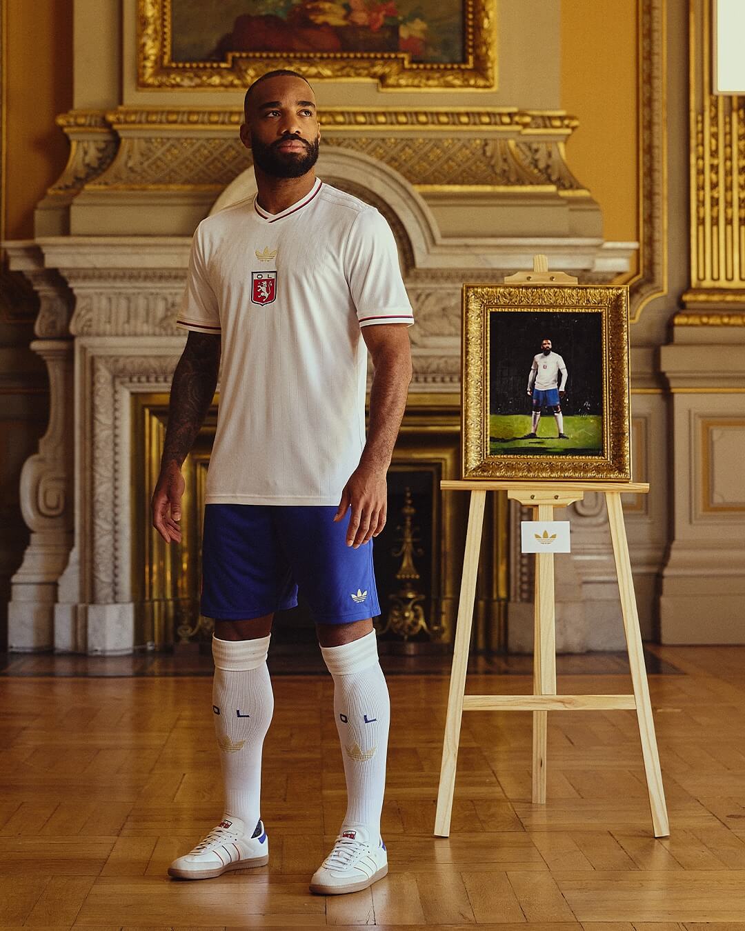 camisa-lyon-75-anos-origens-olympique-lyonnais-2025-branca-masculina-modelo-torcedor-tolisso-tagliafico-ghezzal-fofana-sulc-kluivert-