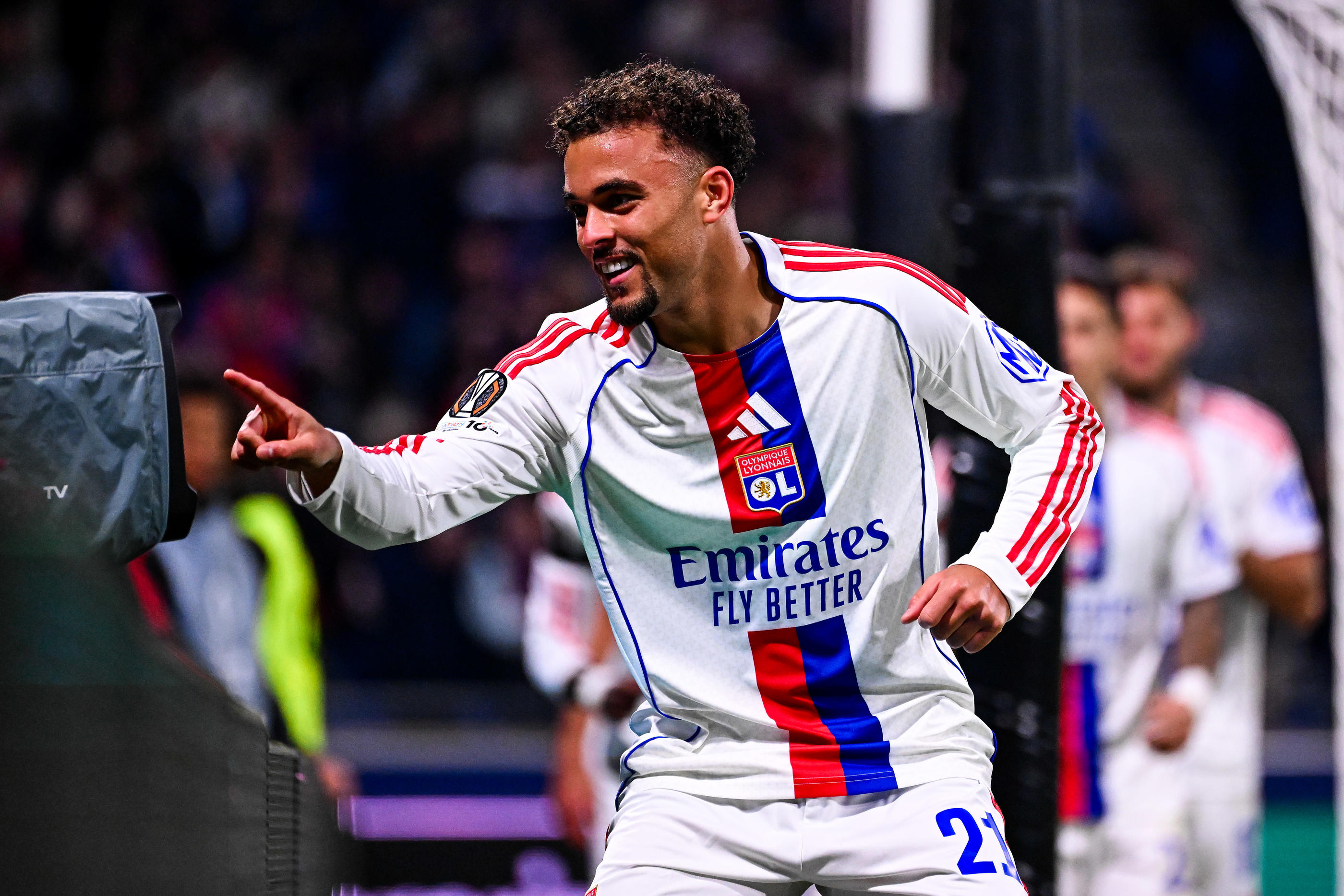 camisa-lyon-olympique-lyonnais-25-26-2025-2026-home-branca-masculina-modelo-torcedor-tolisso-tagliafico-ghezzal-fofana-sulc-kluivert-