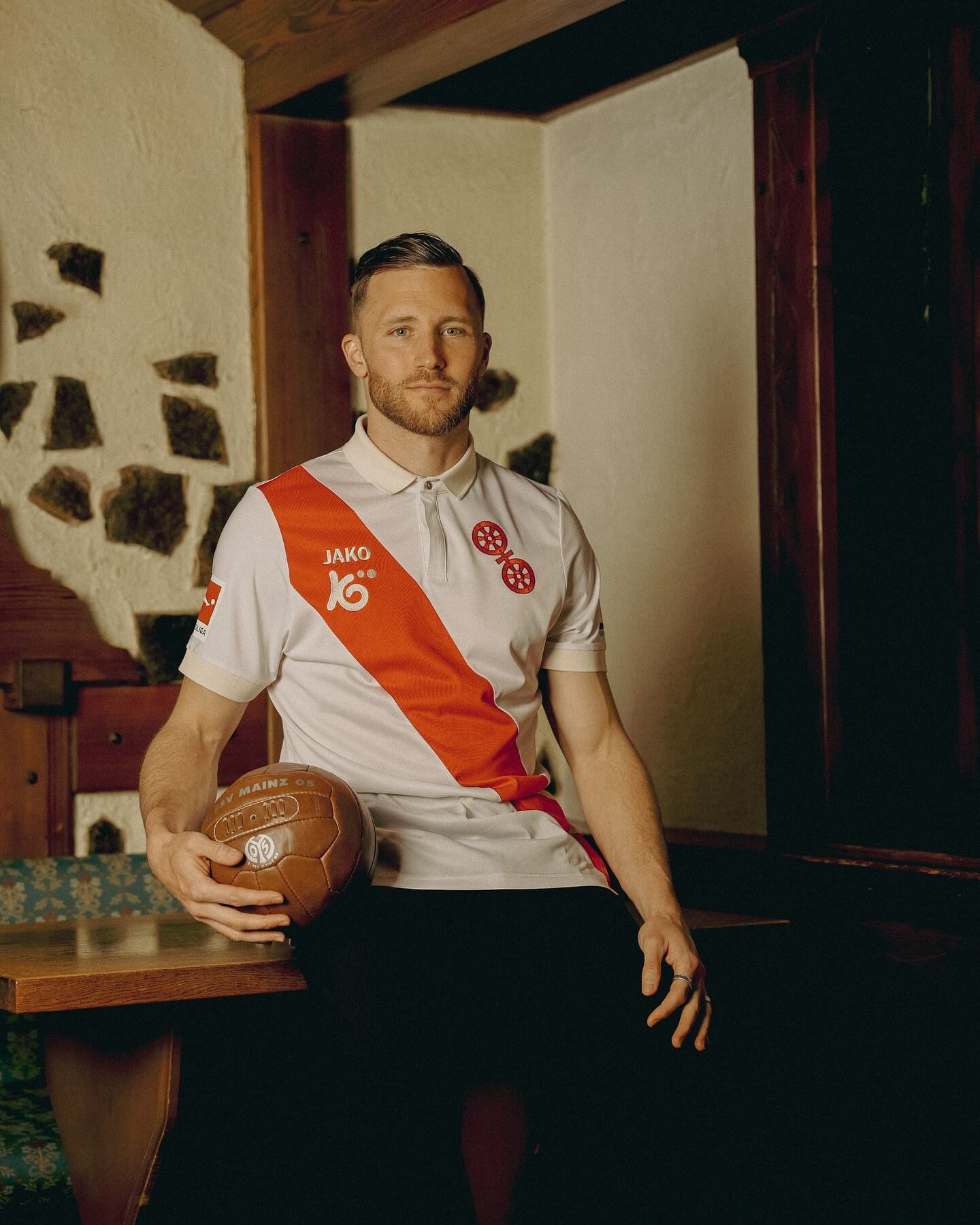 camisa-mainz-05-comemorativa-120-anos-2025-branca-vermelha-modelo-torcedor-