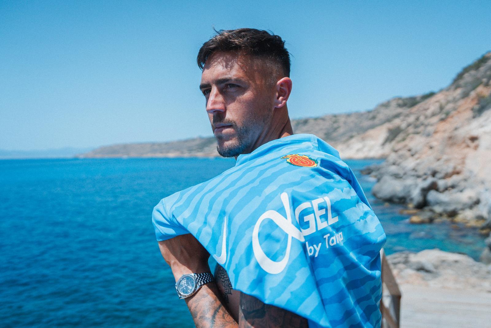 camisa-mallorca-24-25-third-2024-2025-azul-modelo-torcedor-masculina-mojica-