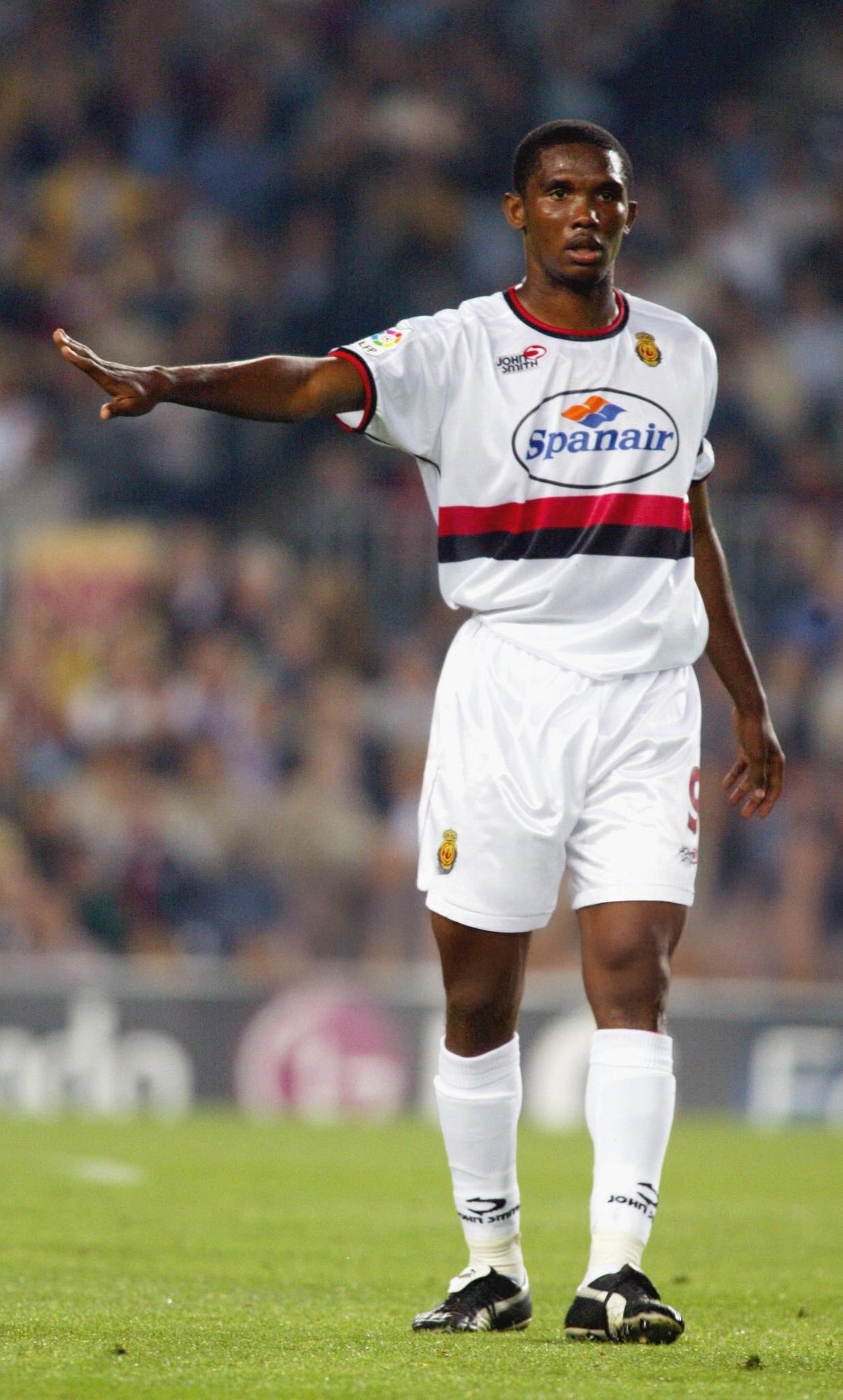 camisa-mallorca-retro-01-02-away-2001-2002-branca-modelo-torcedor-masculina-samuel-etoo-
