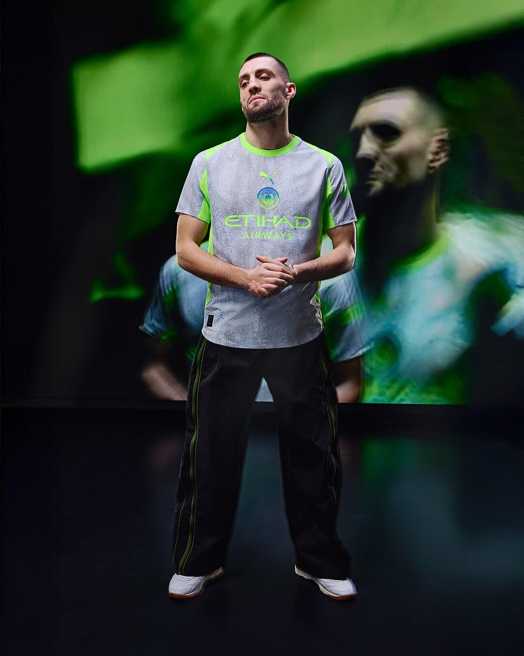 camisa-man-city-third-25-26-2025-2026-cinza-alternativa-molhada-chuva-masculina-modelo-torcedor-pep-guardiola-haaland-foden-bernardo-silva-rodri-savinho-cherki-donnarumma-