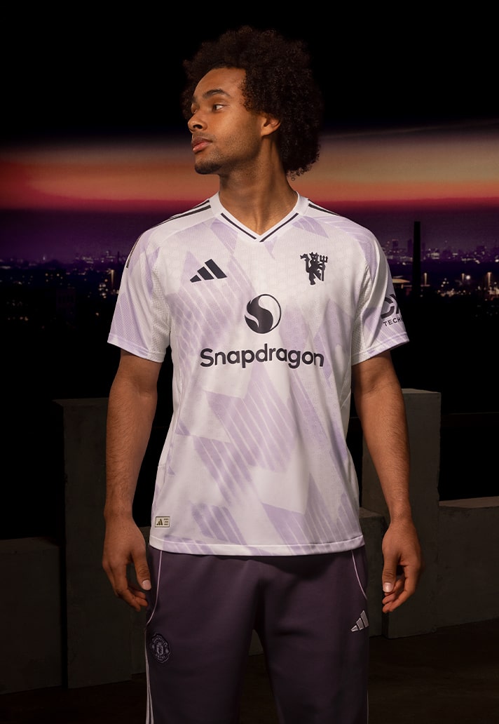 camisa-man-united-25-26-away-2025-2026-modelo-player-branca-lilas-reserva-manchester-old-trafford-mainoo-zirkzee-hojlund-garnacho-casemiro-bruno-fernandes-mbeumo-matheus-cunha-