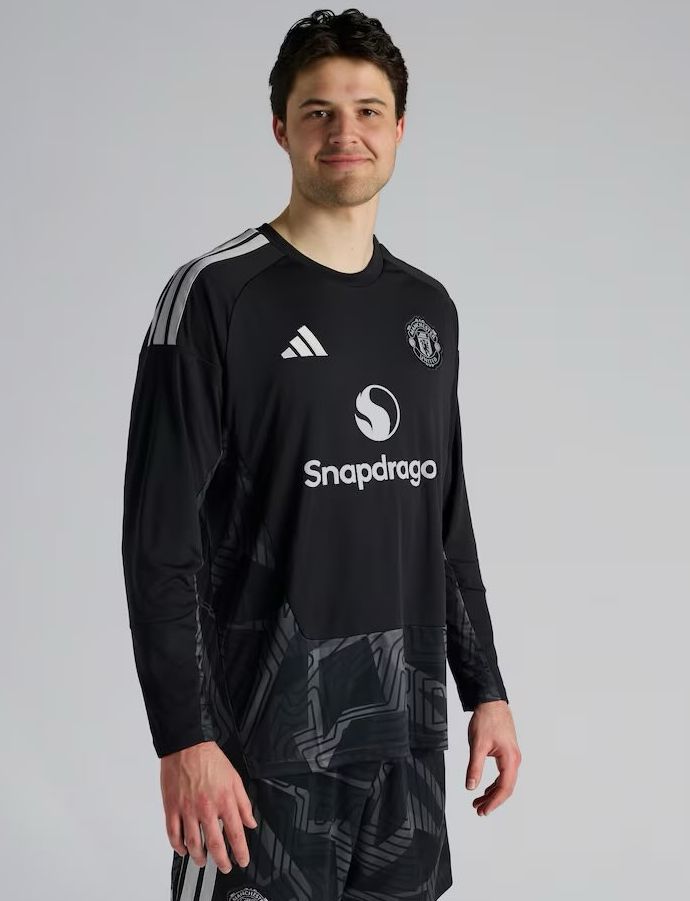 camisa-man-united-goleiro-preta-26-27-2026-2027-modelo-torcedor-manchester-mainoo-zirkzee-hojlund-yoro-bruno-fernandes-mathues-cunha-mbeumo-rashford-andrey-santos-mazraoui-onana-