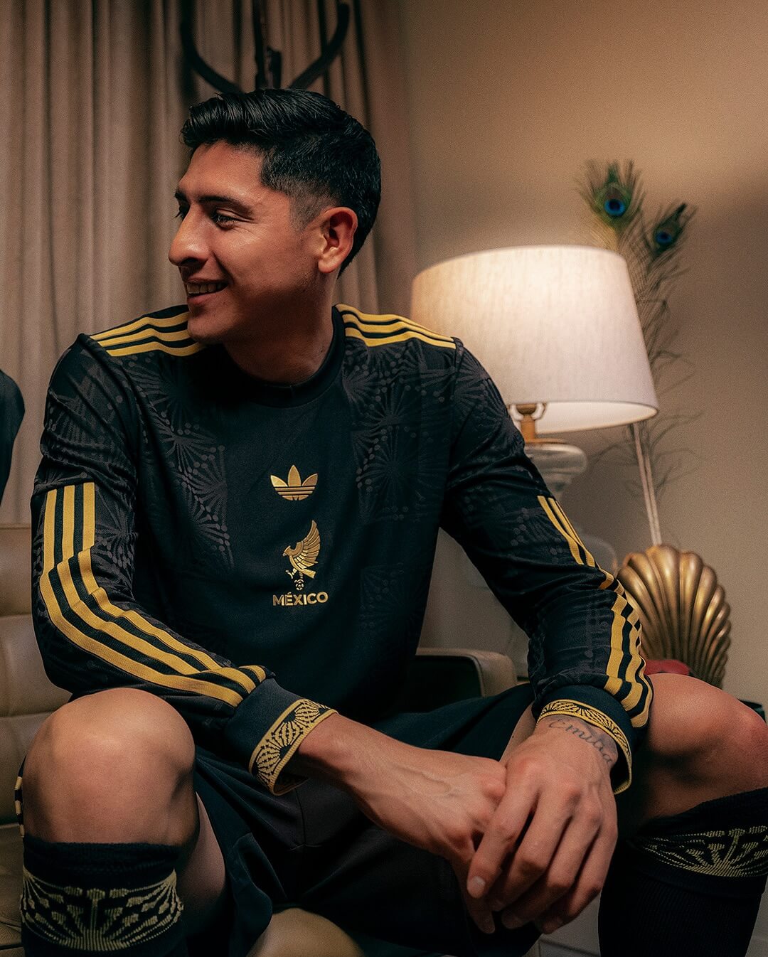 camisa-mexico-selecao-mexicana-preta-dourada-home-25-26-2025-2026-modelo-torcedor-fan-masculina-vega-ochoa-gimenez-raul-jimenez-araujo-alvarez-quinones-