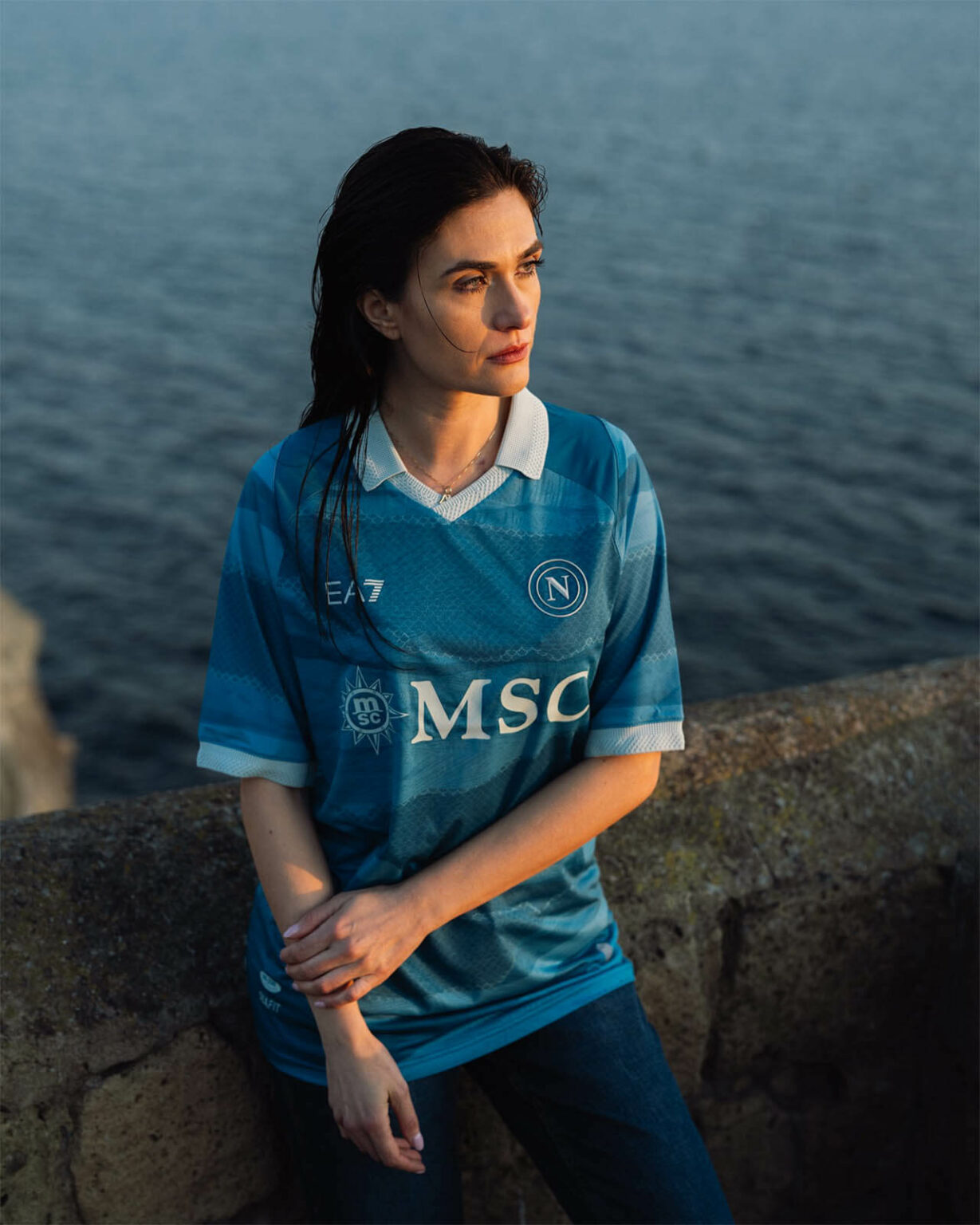 camisa-napoli-fourth-iv-2024-2025-24-25-azul-masculina-modelo-torcedor-alternativa-lukaku-neres-kvaratskhelia-anguissa-mctominay-gilmour-politano-di-lorenzo-spinazzola-