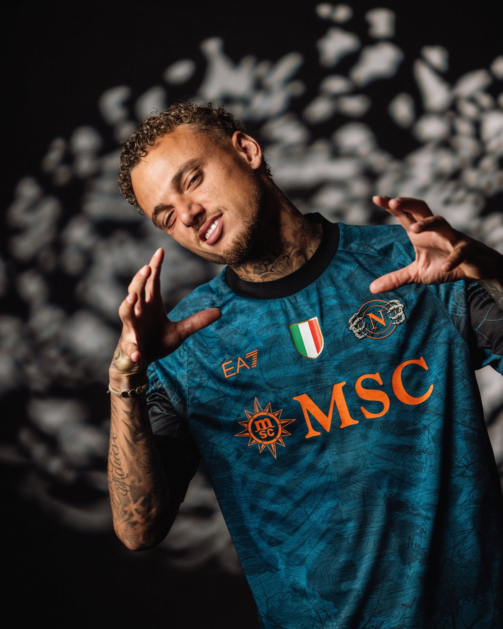 camisa-napoli-halloween-2025-azul-masculina-modelo-torcedor-kevin-de-bruyne-lukaku-mctominay-gilmour-politano-di-lorenzo-lorenzo-hojlund-neres-