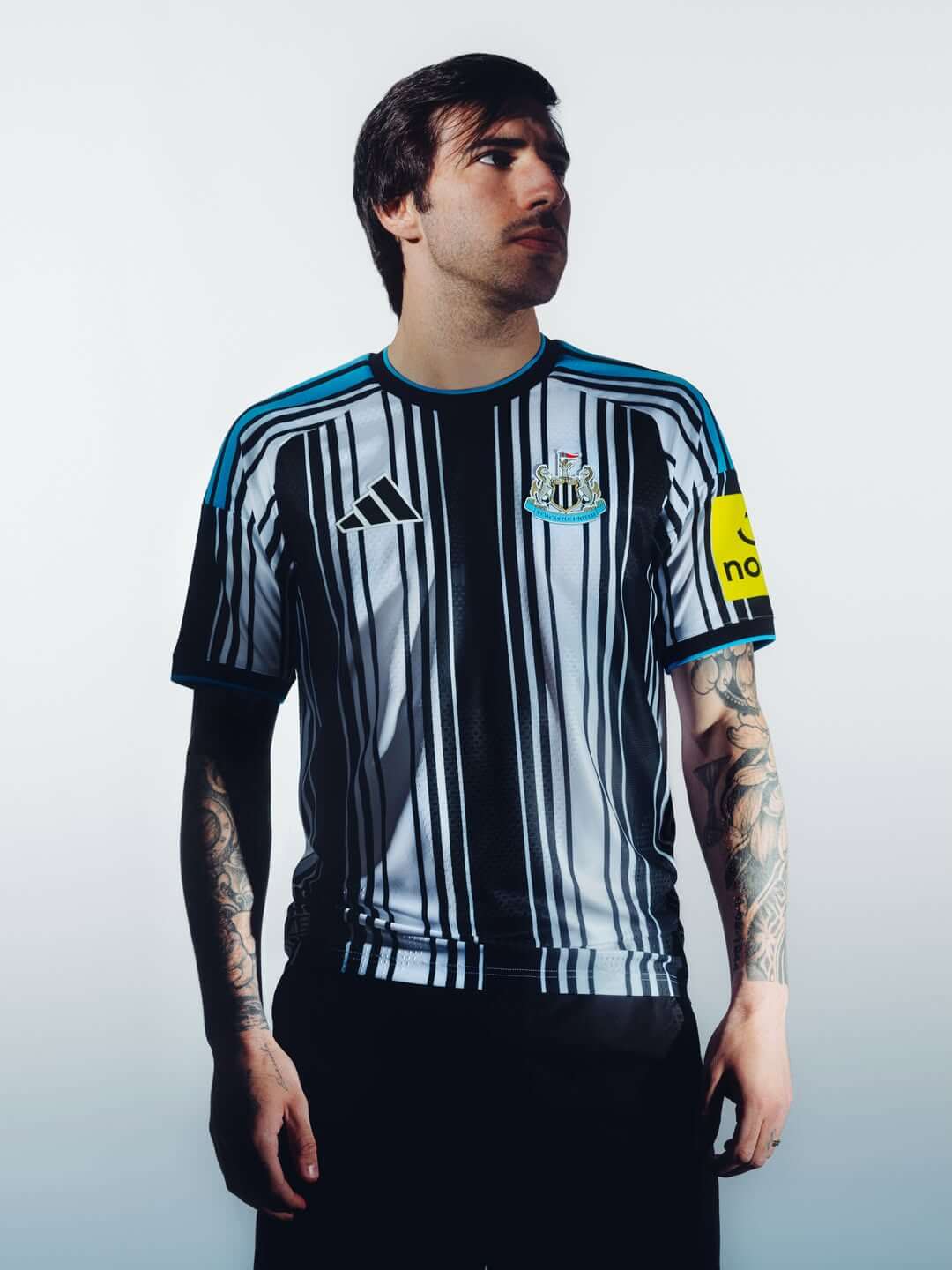 camisa-newcastle-home-26-27-branca-preta-2026-2027-modelo-torcedor-bruno-guimaraes-joelinton-barnes-willock-elanga-burn-livramento-ramsey-woltermade-