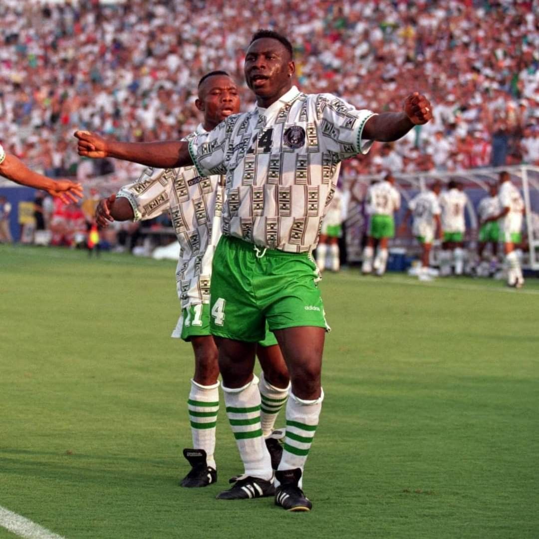 camisa-nigeria-selecao-retro-home-branca-copa-1994-super-aguias-modelo-torcedor-masculina-jay-jay-okocha-west-babayaro-amuneke-okechukwu-