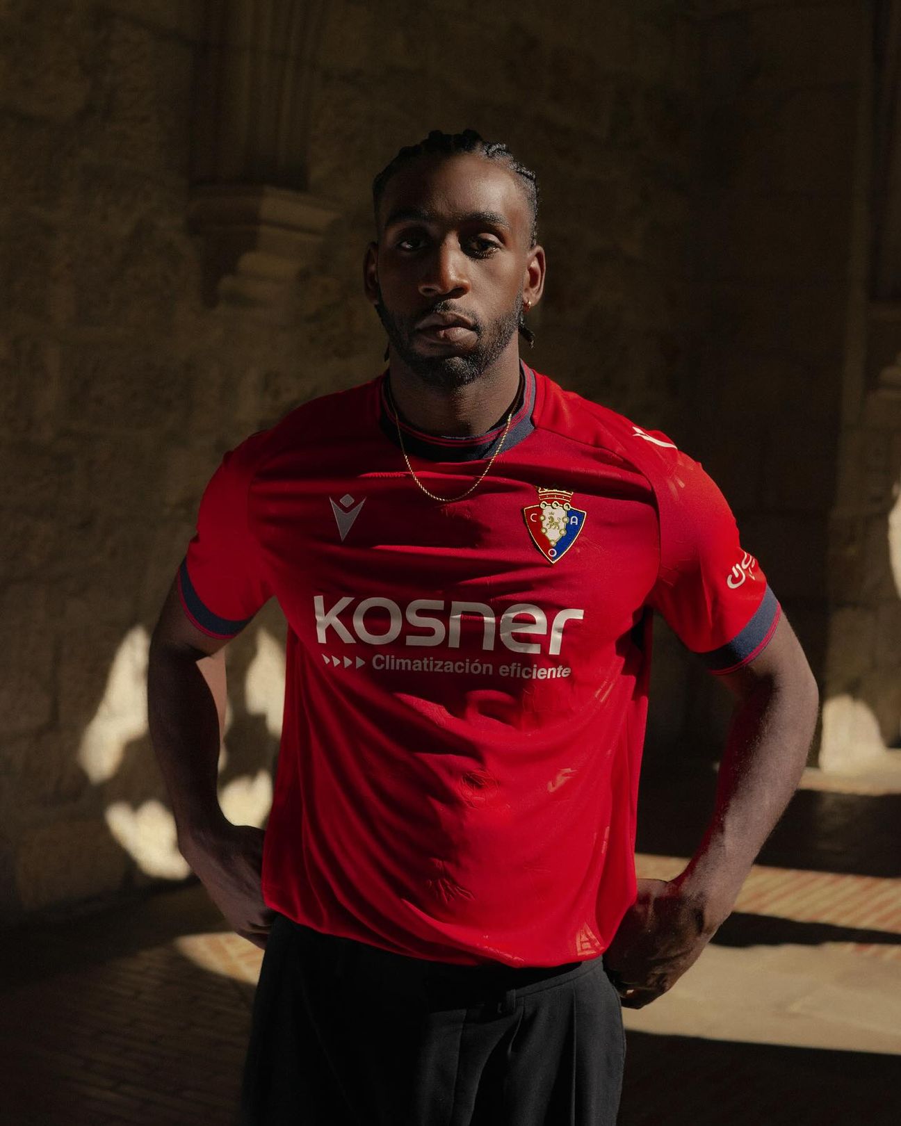 camisa-osasuna-24-25-home-vermelha-2024-2025-masculina-modelo-torcedor-moi-gomez-