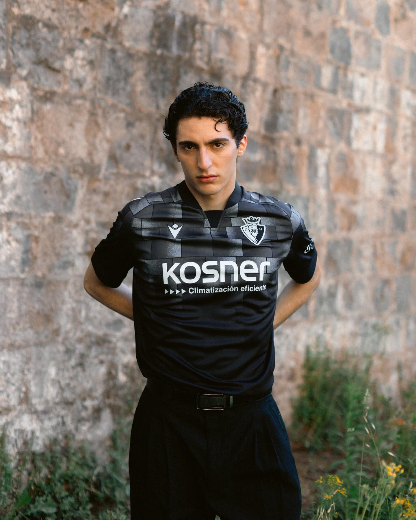 camisa-osasuna-24-25-third-preta-2024-2025-masculina-modelo-torcedor-moi-gomez-