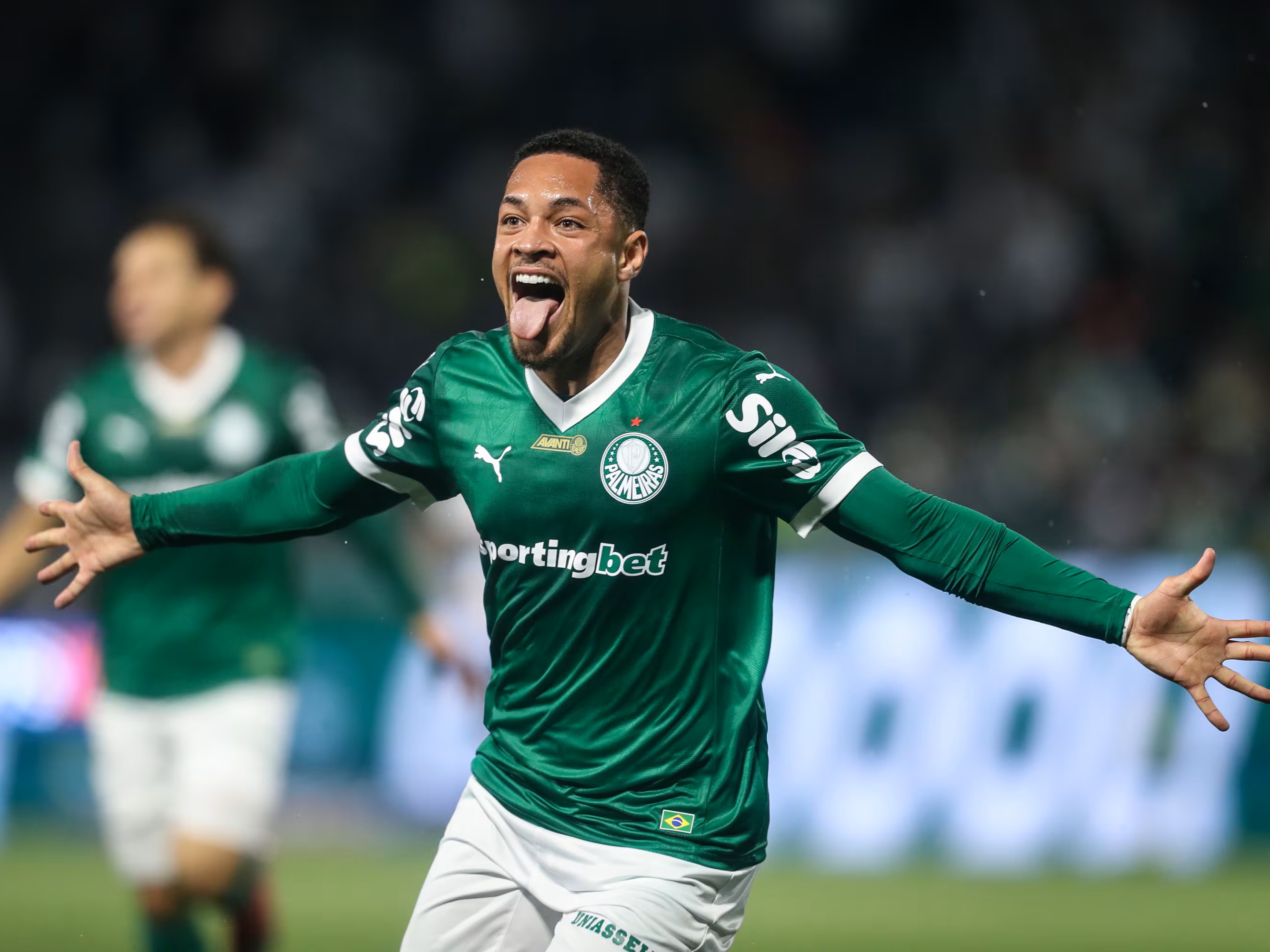 camisa-palmeiras-2025-home-masculina-modelo-player-verde-titular-vitor-roque-gomez-flaco-andreas-veiga-giay-