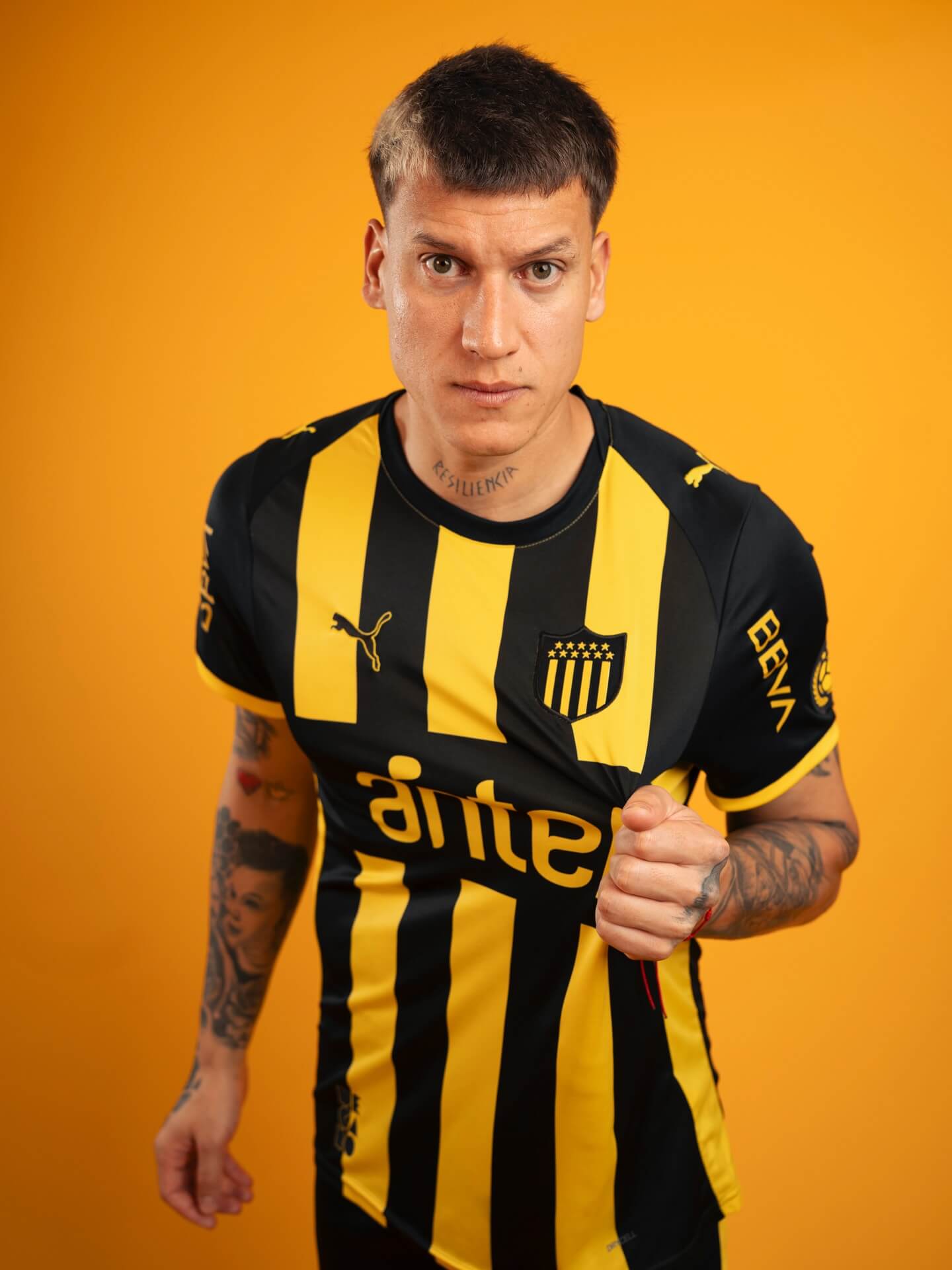 camisa-penharol-penarol-peñarol-carbonero-home-i-uniforme-titular-26-27-2026-2027-amarela-preta-listrada-aurinegro-montevideu-abel-hernandez-leo-fernandez-laxalt-