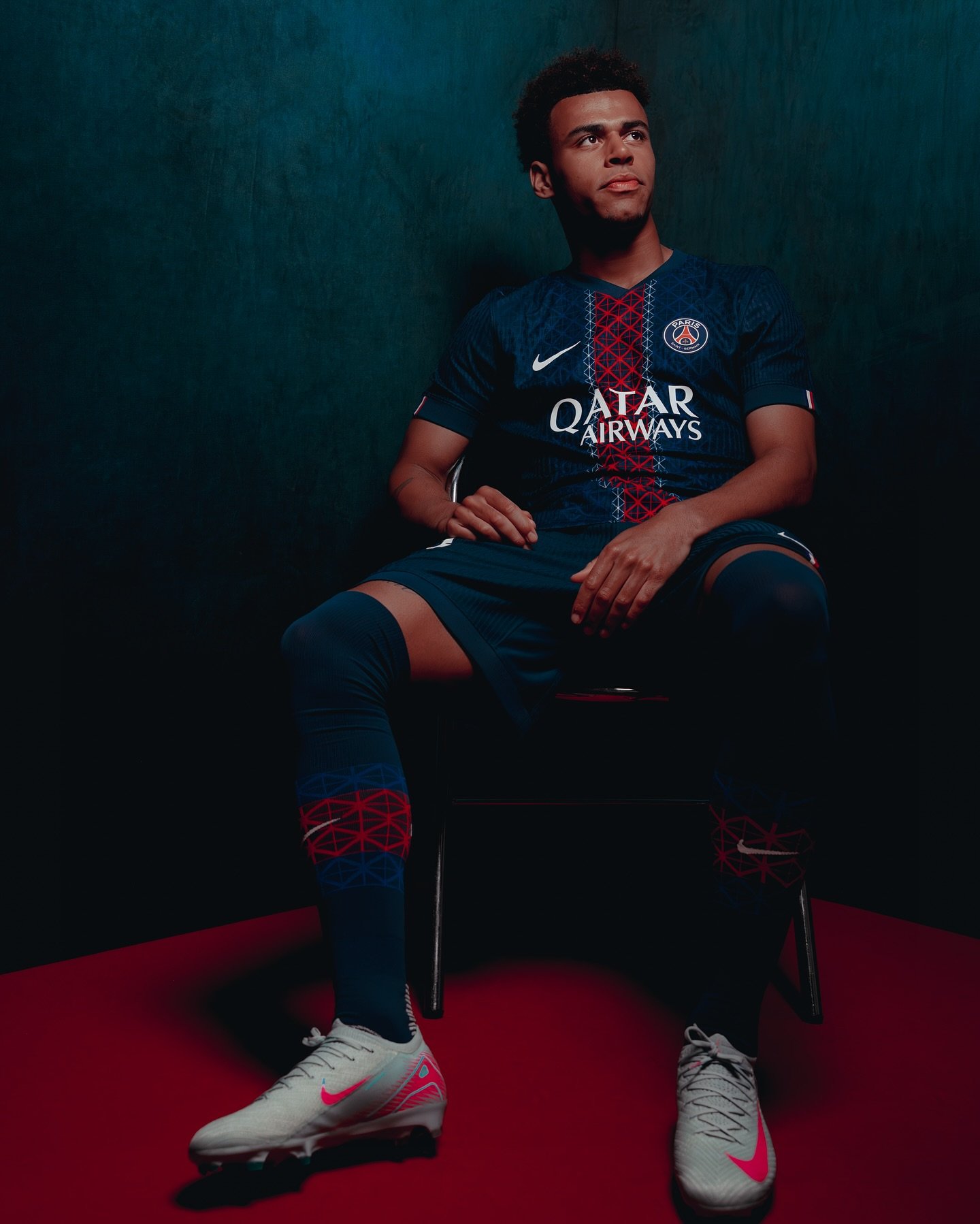 camisa-psg-paris-saint-germain-home-25-26-2025-2026-modelo-player-azul-kvaratskhelia-marquinhos-beraldo-hakimi-kolo-muani-dembele-vitinha-barcola-desire-doue-