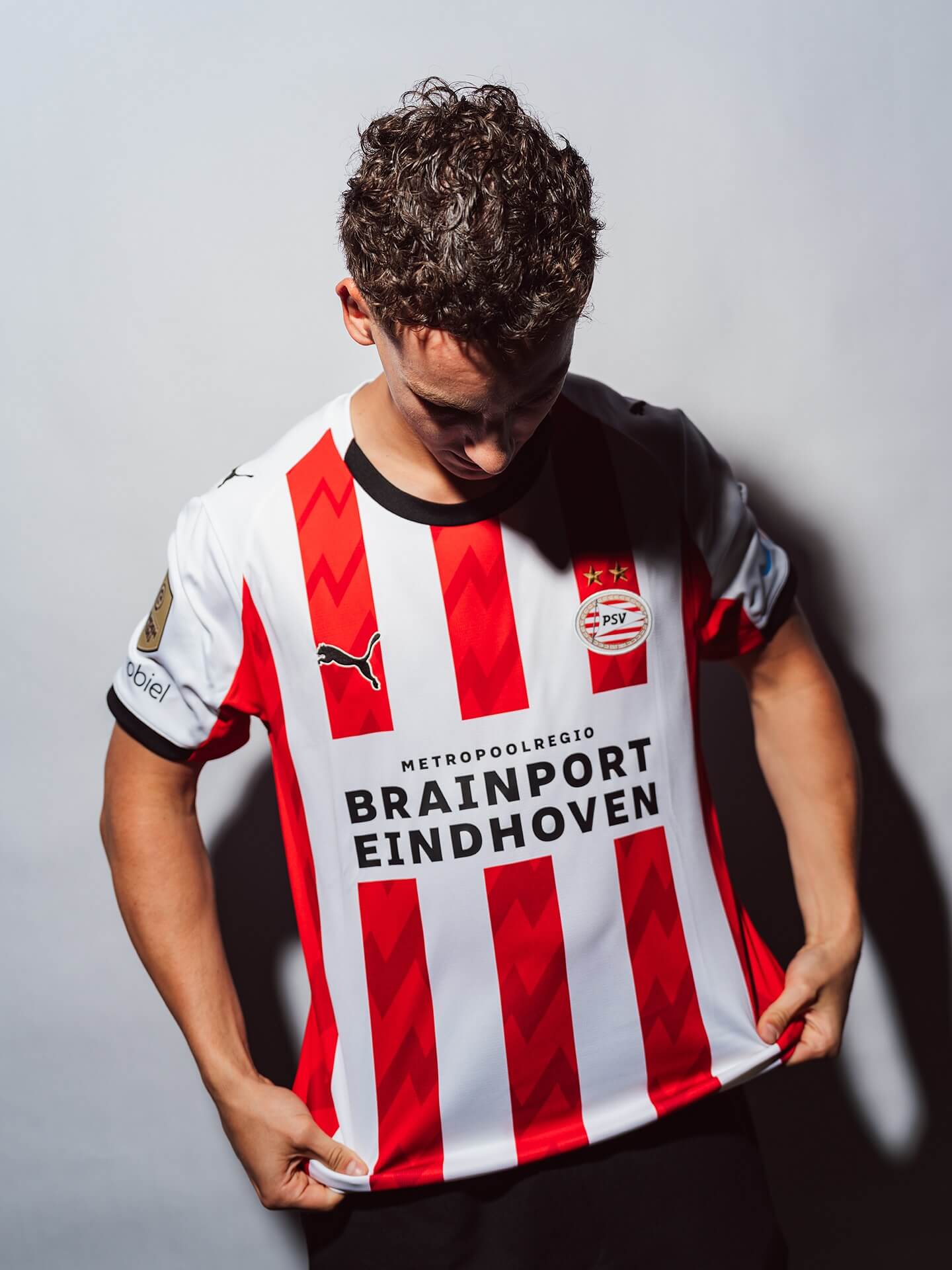 camisa-psv-eindhoven-home-25-26-2025-2026-vermelho-listrado-modelo-torcedor-plea-perisic-mario-junior-dest-