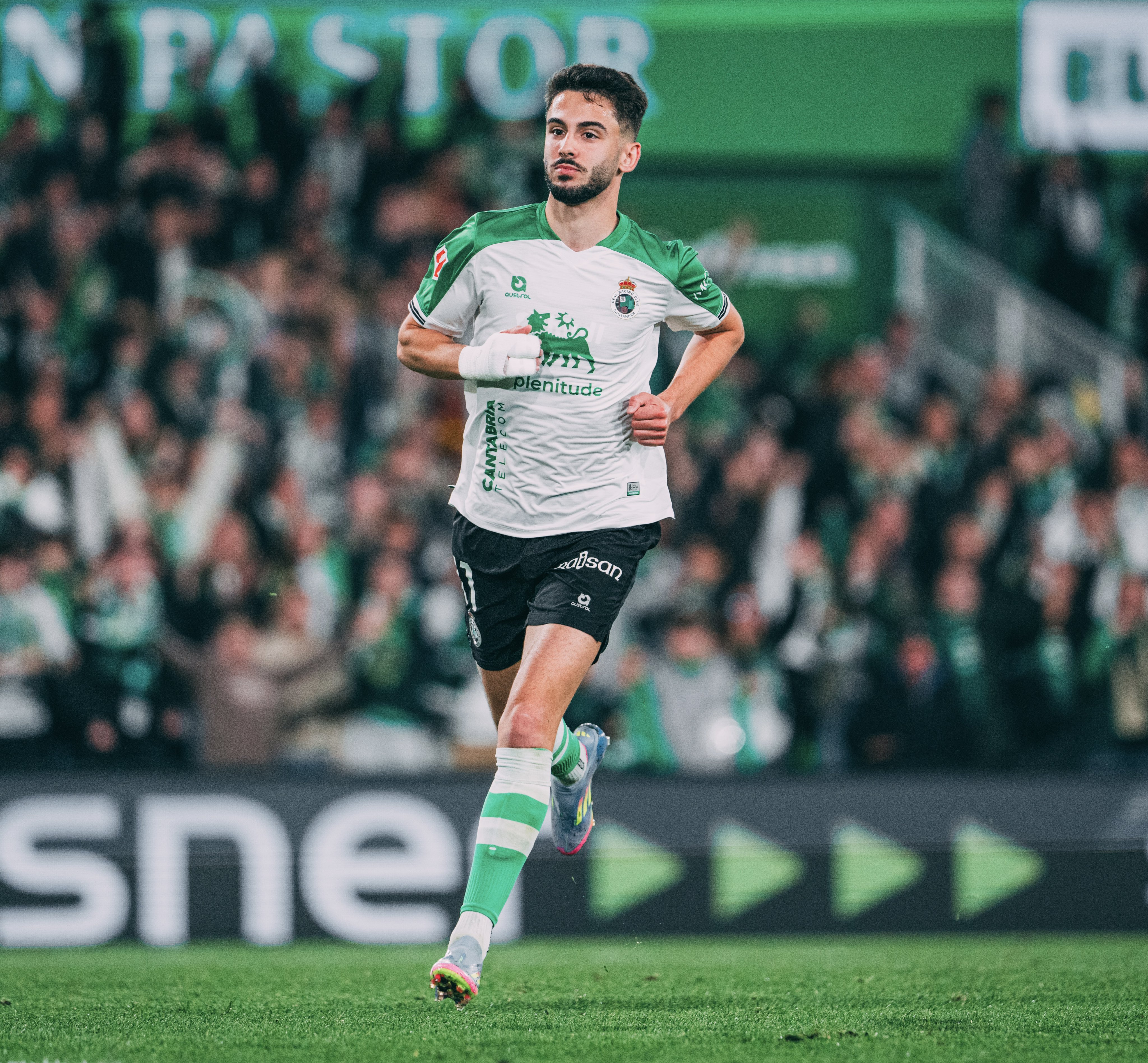 camisa-racing-santander-24-25-home-2024-2025-branca-verde-modelo-torcedor-uniforme-titular-andres-martin-