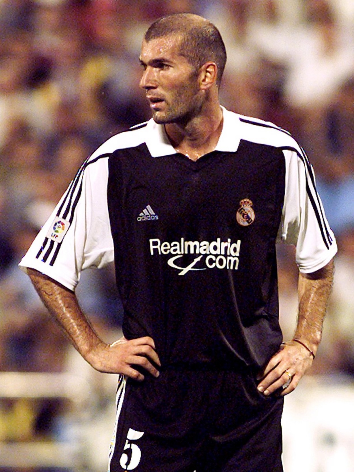Camisa Retrô Real Madrid Away 01/02 Masculina Modelo Torcedor Preta