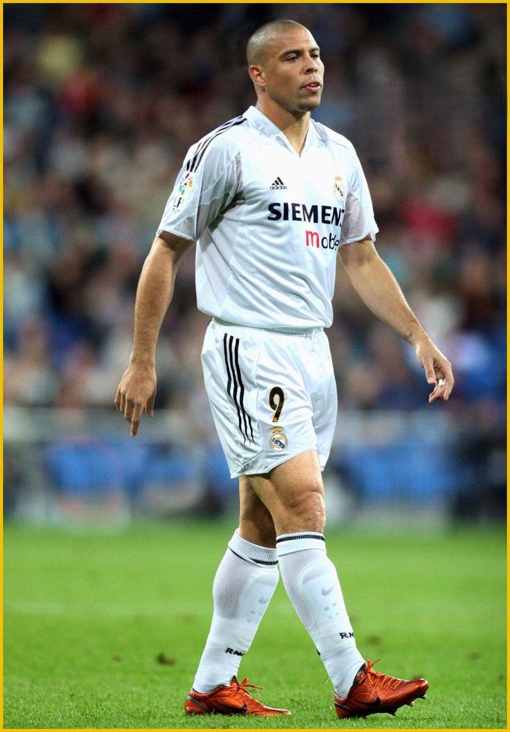 camisa-real-madrid-2001-2002-home-branca-retro-01-02-masculina-modelo-torcedor-ronaldo-fenomeno-roberto-carlos-zidane-figo-guti-casillas-raul-savio-