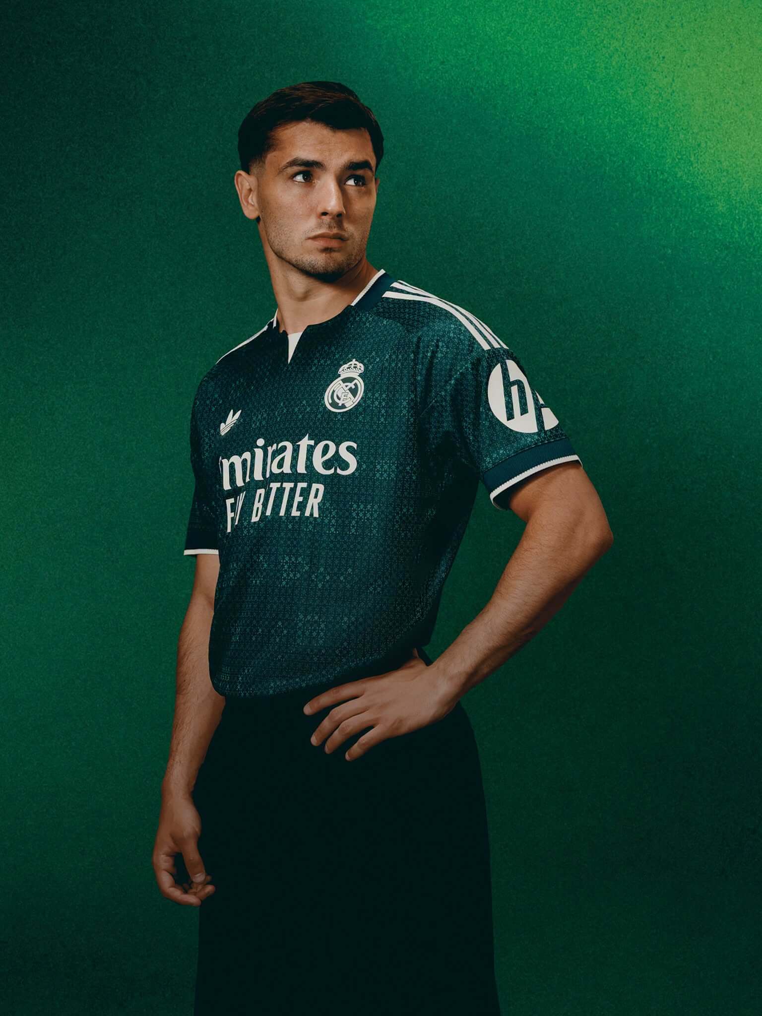 camisa-real-madrid-away-26-27-verde-2026-2027-masculina-modelo-player-vini-jr-mbappe-bellingham-bernardo-silva-brahim-diaz-diomande-endrick-rodrygo-valverde-curtois-
