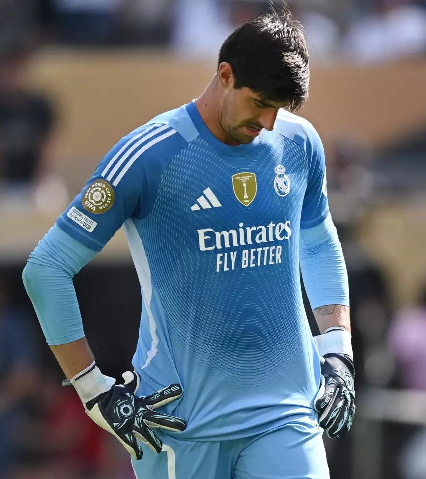 camisa-real-madrid-goleiro-25-26-2025-2026-azul-masculina-modelo-torcedor-mbappe-jude-bellingham-rodrygo-vini-jr-valverde-rudiger-arnold-endrick-courtois-
