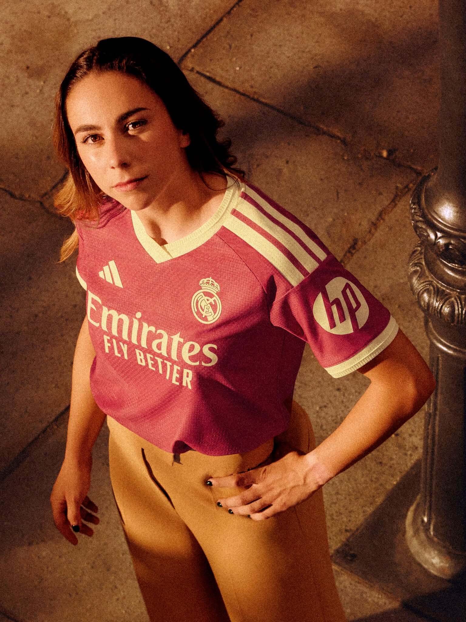 camisa-real-madrid-third-26-27-rosa-2026-2027-feminina-modelo-torcedor-vini-jr-mbappe-bellingham-bernardo-silva-brahim-diaz-diomande-endrick-rodrygo-valverde-curtois-