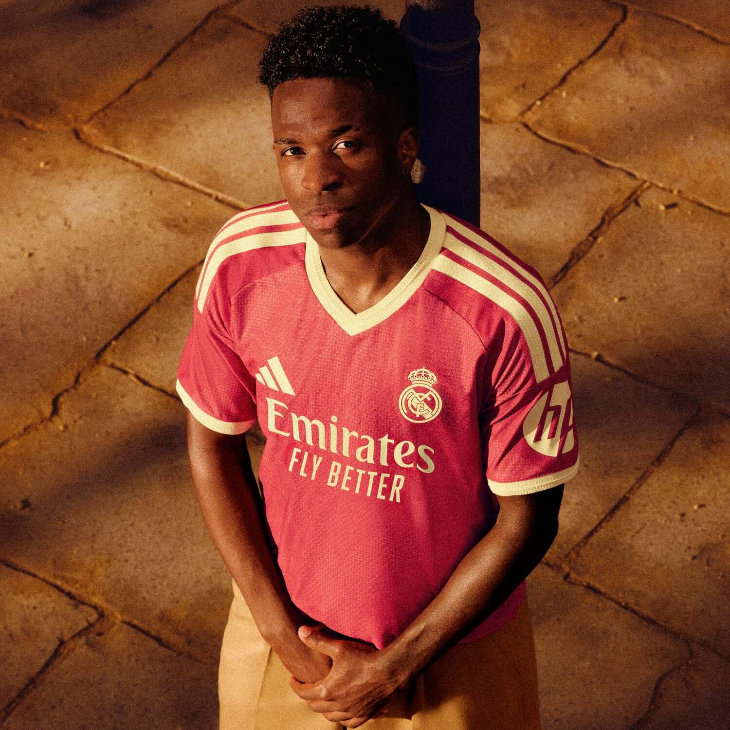 camisa-real-madrid-third-26-27-rosa-2026-2027-masculina-modelo-player-vini-jr-mbappe-bellingham-bernardo-silva-brahim-diaz-diomande-endrick-rodrygo-valverde-curtois-