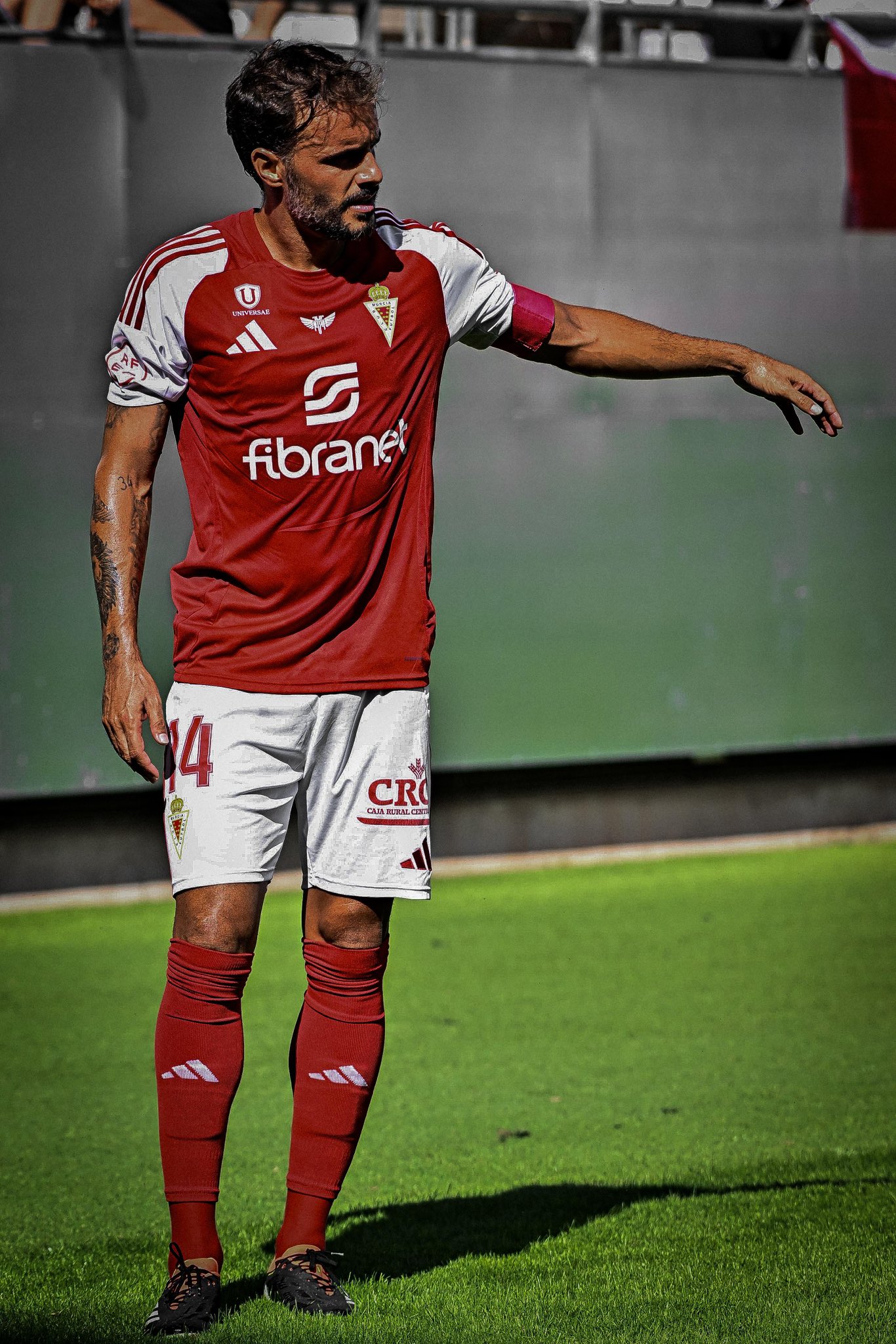 camisa-real-murcia-24-25-home-2024-2025-vermelha-branca-modelo-torcedor-uniforme-titular-pedro-leon-