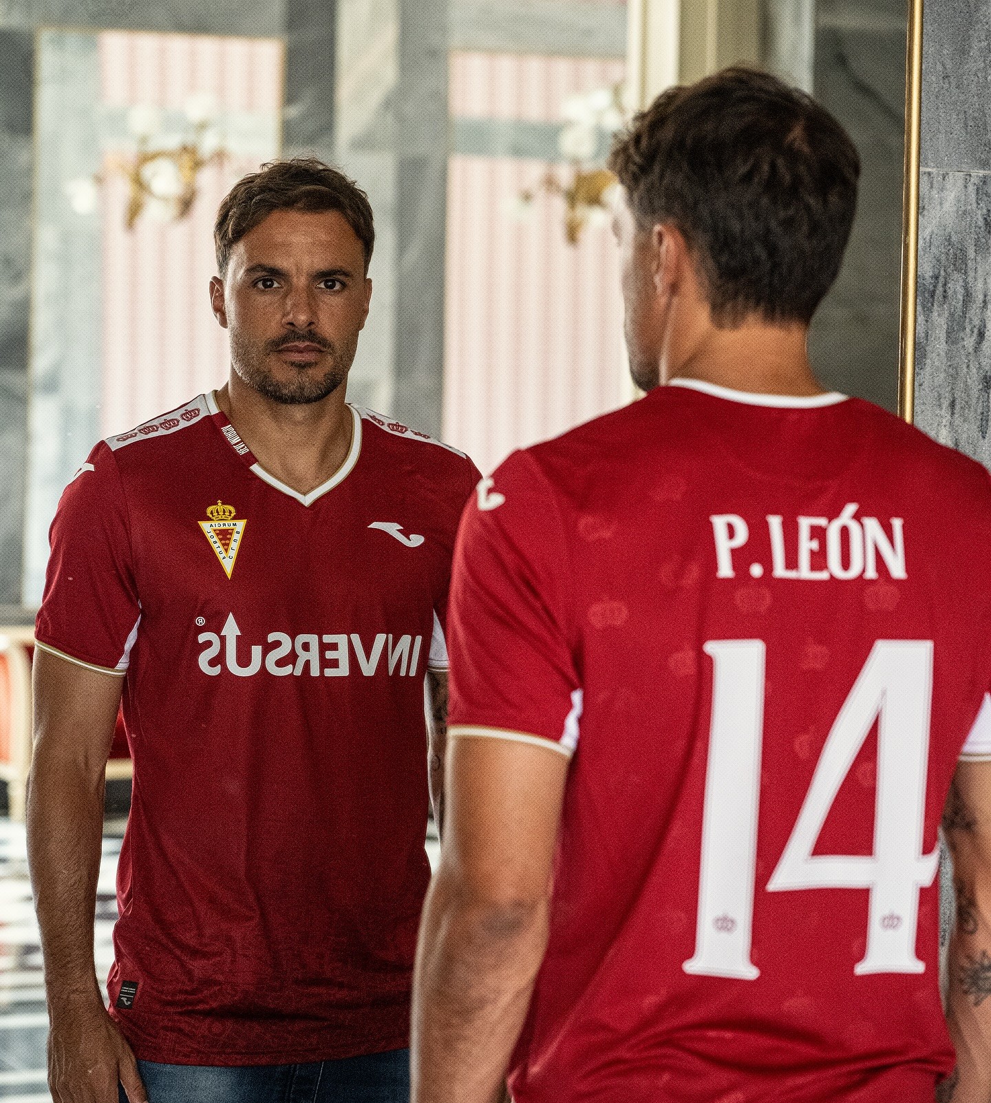 camisa-real-murcia-25-26-home-2025-2026-vermelha-grena-modelo-torcedor-uniforme-titular-pedro-leon-