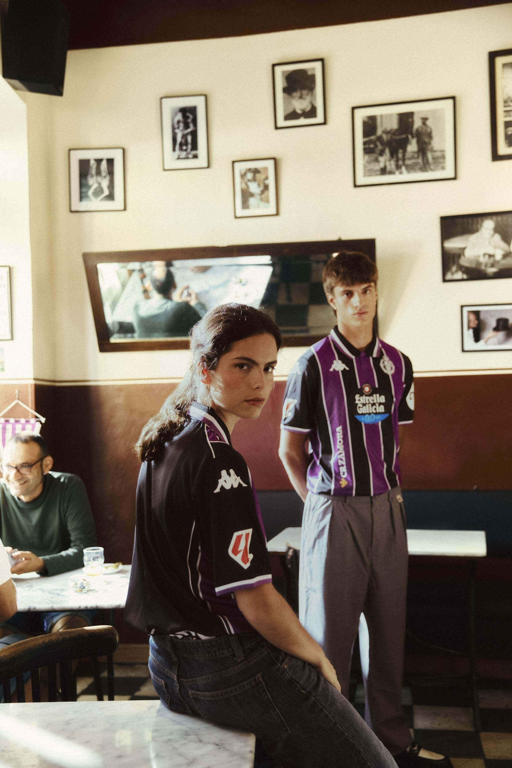 camisa-real-valladolid-25-26-away-reserva-2025-2026-preta-roxa-modelo-torcedor-