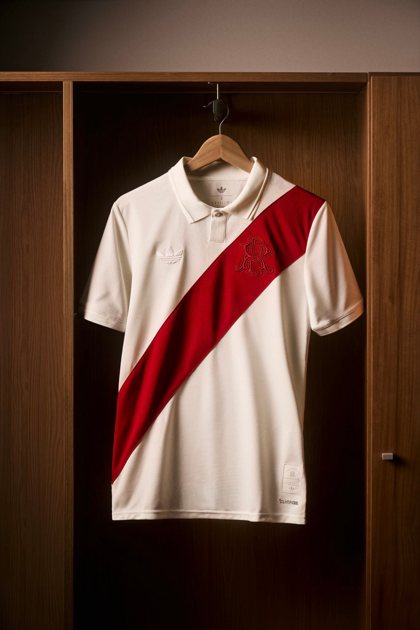 camisa-river-plate-125-anos-2026-branca-modelo-torcedor-galoppo-quintero-armani-pezzella-salas-moreno-vina-montiel-vera-beltran-galarza-kendry-paez-borre-otamendi-montiel-quarta-acuna-off-white-