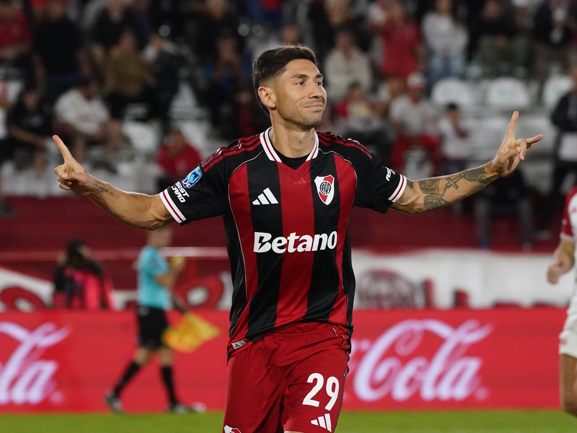 camisa-river-plate-25-26-2025-2026-away-vermelha-galoppo-quintero-armani-pezzella-salas-moreno-vina-montiel-vera-