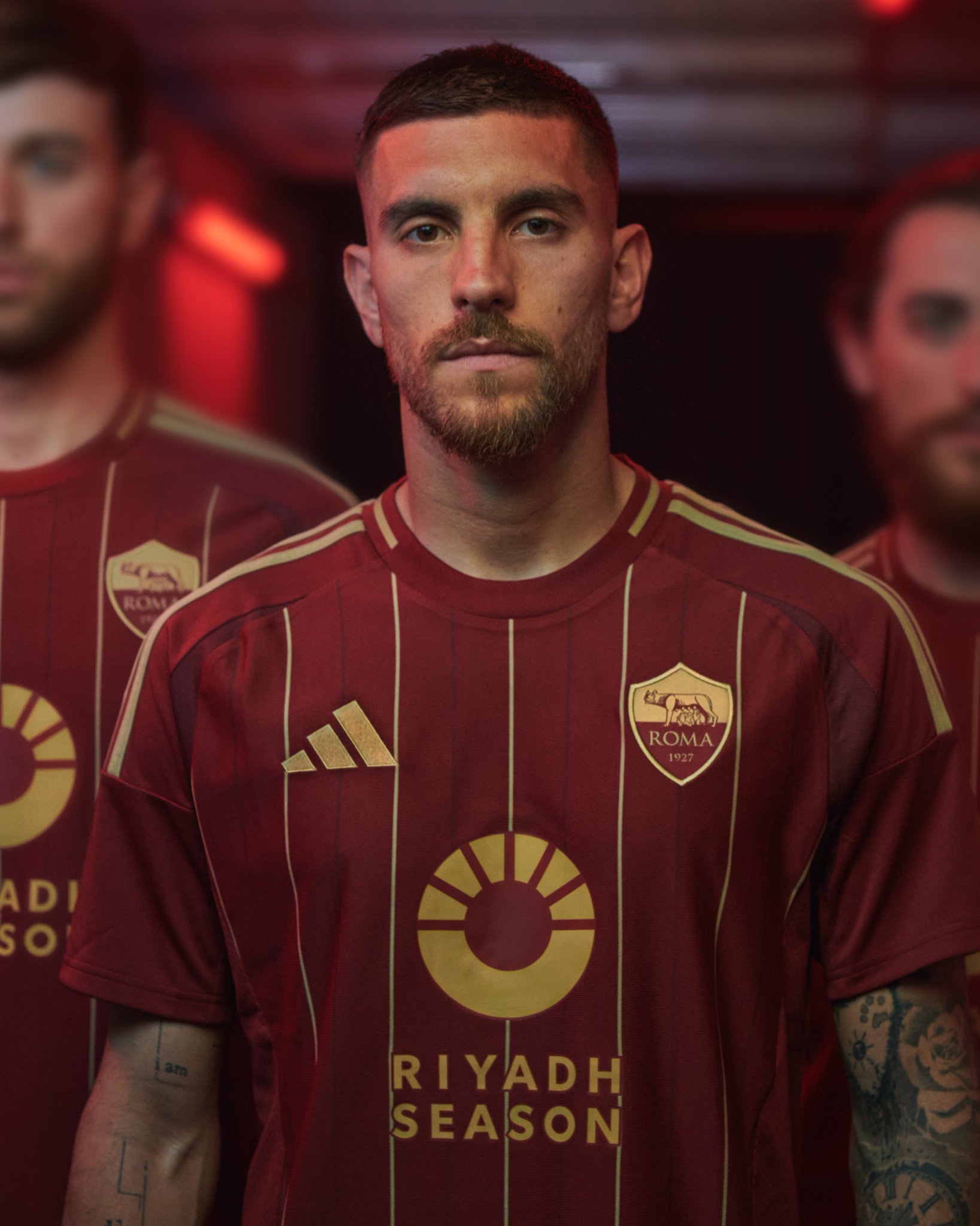 camisa-roma-24-25-grena-2024-2025-titular-modelo-torcedor-dybala-shaarawy-pellegrini-paredes-cristante-
