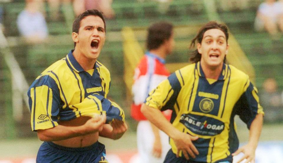 camisa-rosario-central-home-1998-1999-98-99-amarela-azul-listrada-titular-