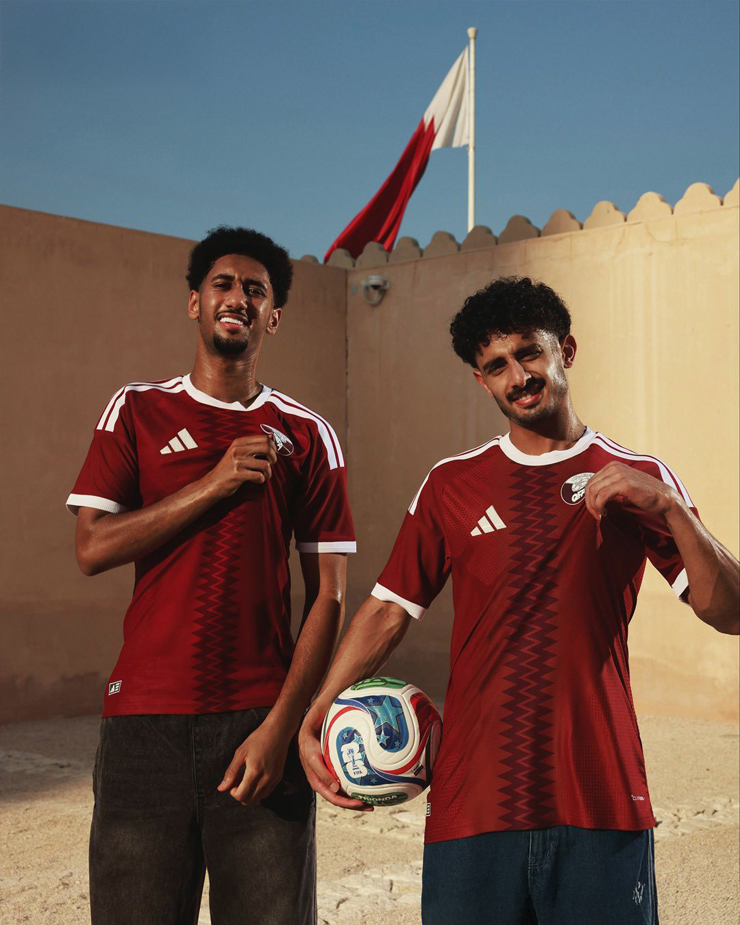 camisa-sele&ccedil;&atilde;o-catar-qatar-2026-home-catari-vermelha-i-modelo-torcedor-akram-afif-haydos-almoez-ali-