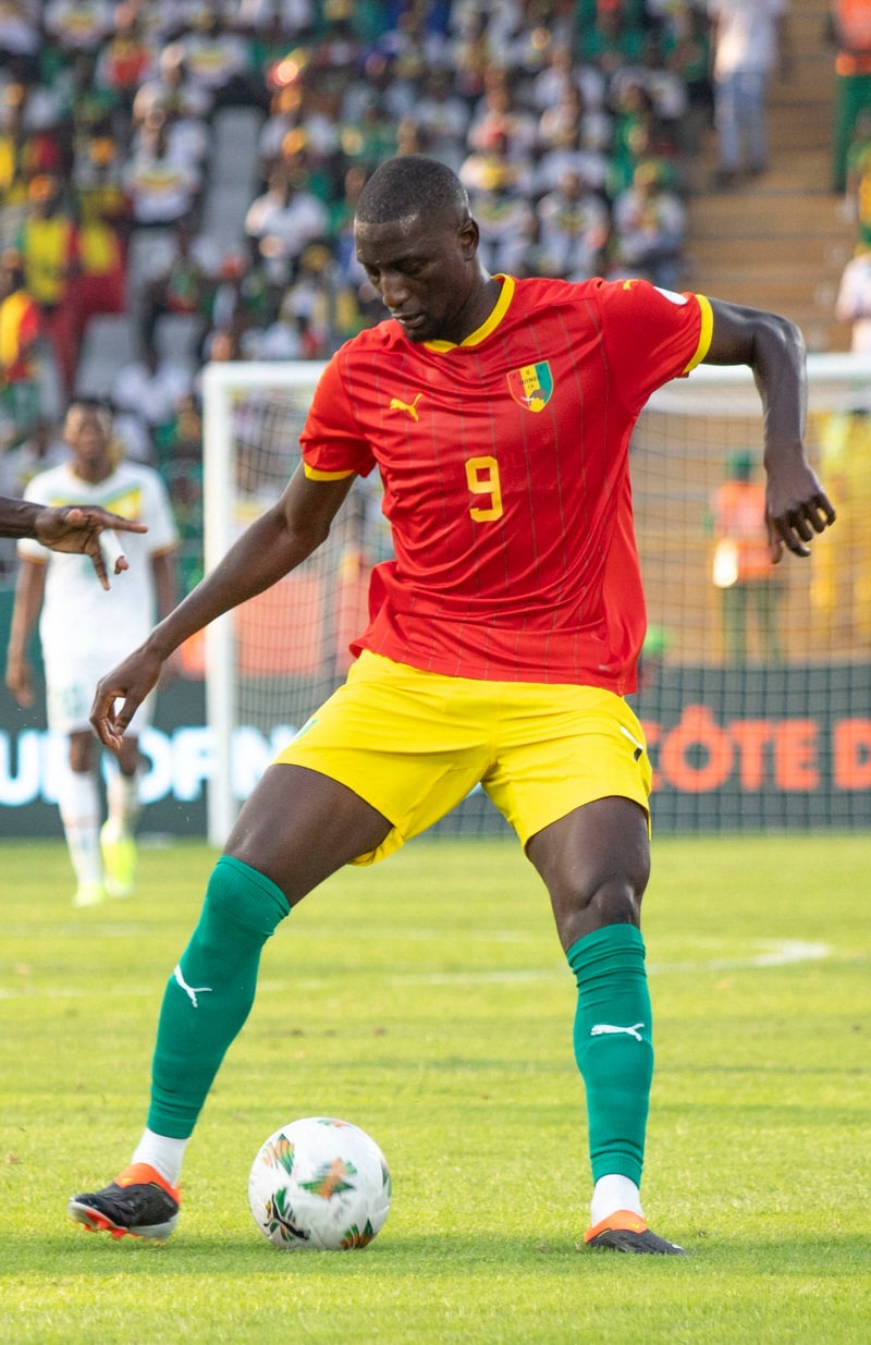 camisa-seleca-guine-guinea-africa-24-25-2024-2025-home-i-titular-vermelha-red-modelo-fan-torcedor-guirassy-naby-keita-konate-diakhaby-