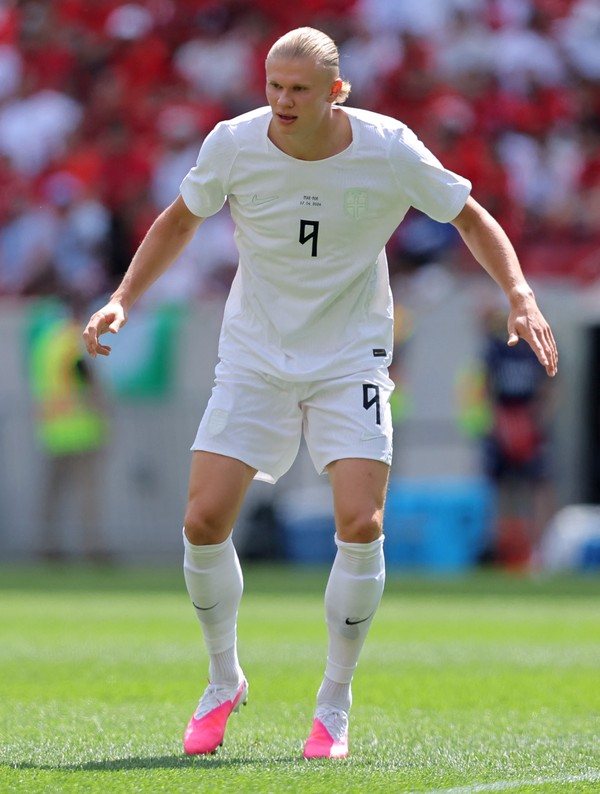 camisa-selecao-noruega-norway-copa-do-mundo-2026-branca-third-iii-modelo-torcedor-masculina-haaland-odegaard-sorlot-ryerson-