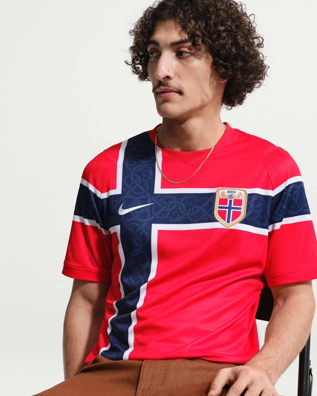 camisa-selecao-noruega-norway-copa-do-mundo-2026-vermelha-home-i-modelo-torcedor-masculina-haaland-odegaard-sorlot-larsen-ryerson-