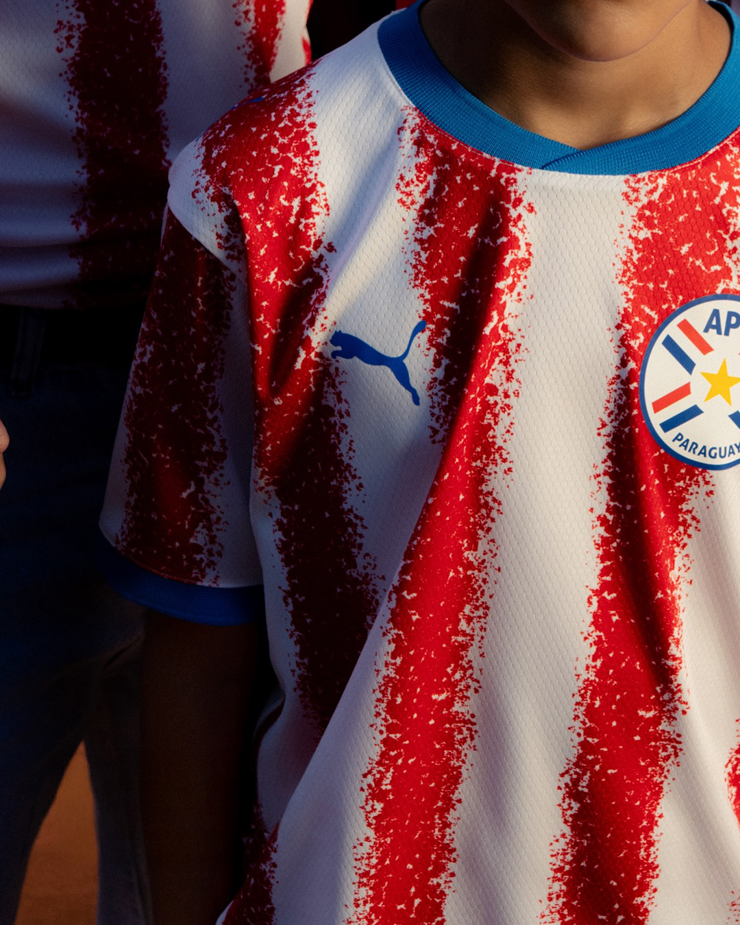 camisa-selecao-paraguai-paraguay-home-2026-uniforme-titular-listrada-branca-vermelha-masculina-almiron-gustavo-gomez-balbuena-enciso-villasanti-gatito-diego-gomez-alderete-mauricio-
