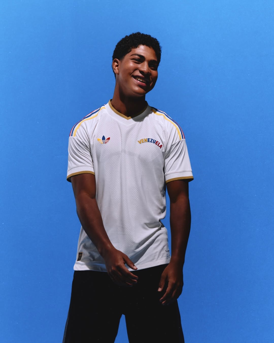 camisa-selecao-venezuela-branca-away-2026-modelo-torcedor-soteldo-savarino-rincon-otero-rondon-ferraresi-segovia-vinho-tinto-